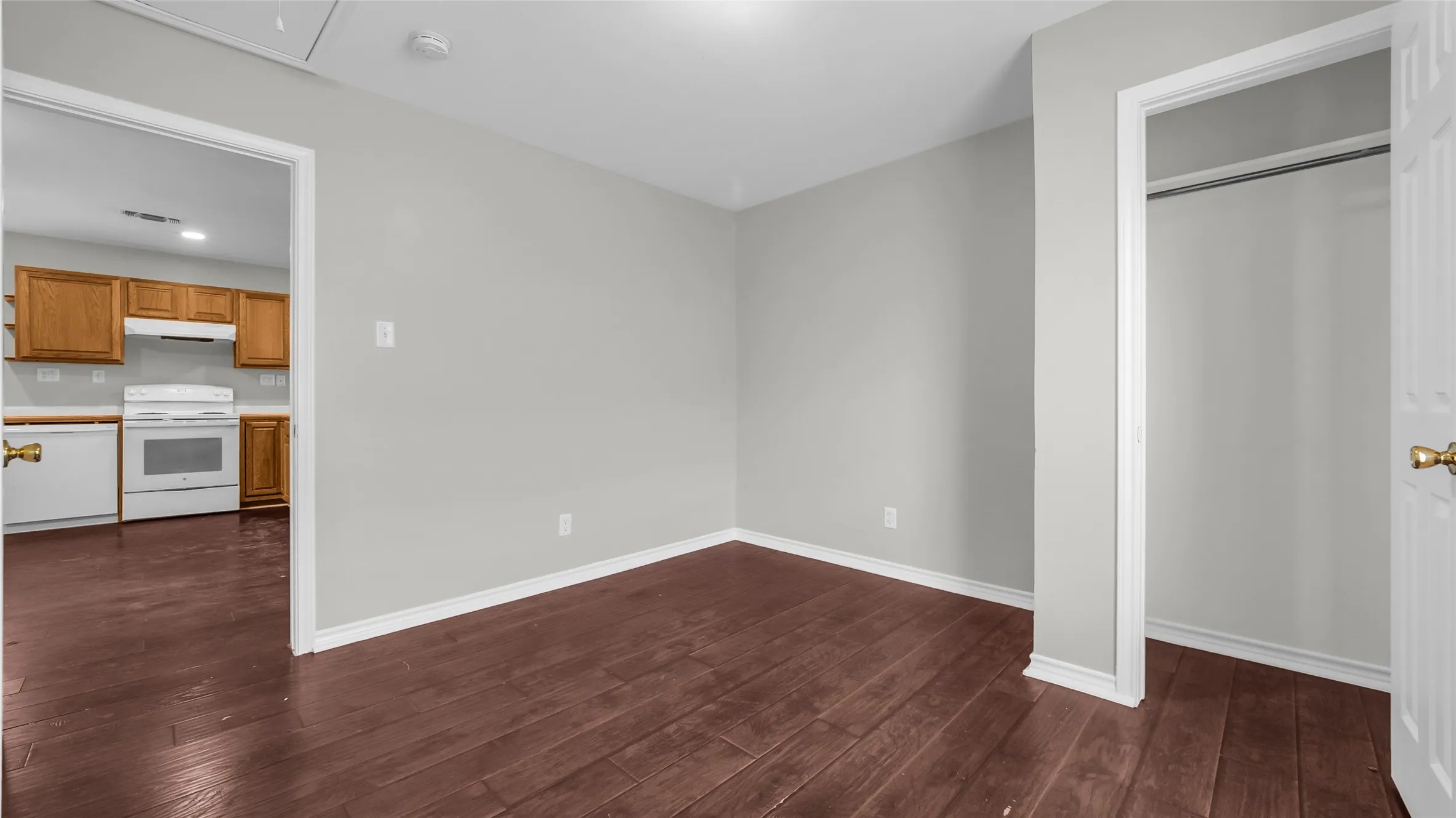 Single Family Residence For Rent in Grayson County , 1602 W Elm Street, Denison, Texas 75020, 3 Bedroom, 2 Bathroom, Garage spaces, 1,141 Sqft, built in 2003, Preowned, mls#21198907, Real Estate Agent in Denison, Homes For Rent in Grayson county, Homes For Rent in Denison, Realtor in Denison Texas, Real Estate Brokerage Independent Realty Texas, Luminita Cordes Realtor
