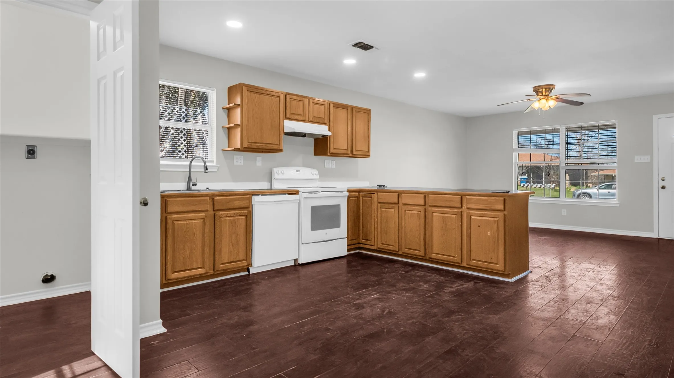 Single Family Residence For Rent in Grayson County , 1602 W Elm Street, Denison, Texas 75020, 3 Bedroom, 2 Bathroom, Garage spaces, 1,141 Sqft, built in 2003, Preowned, mls#21198907, Real Estate Agent in Denison, Homes For Rent in Grayson county, Homes For Rent in Denison, Realtor in Denison Texas, Real Estate Brokerage Independent Realty Texas, Luminita Cordes Realtor