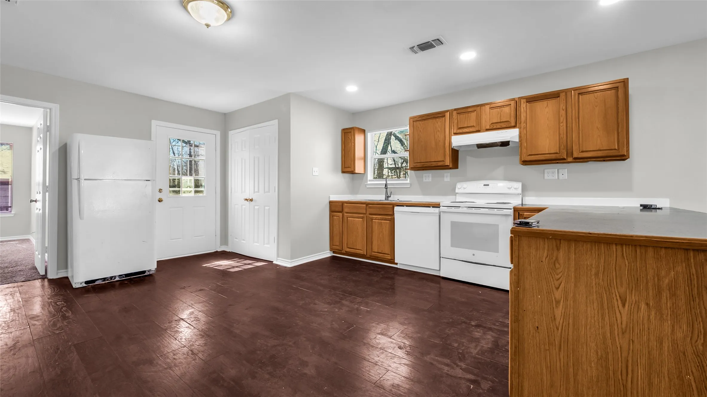 Single Family Residence For Rent in Grayson County , 1602 W Elm Street, Denison, Texas 75020, 3 Bedroom, 2 Bathroom, Garage spaces, 1,141 Sqft, built in 2003, Preowned, mls#21198907, Real Estate Agent in Denison, Homes For Rent in Grayson county, Homes For Rent in Denison, Realtor in Denison Texas, Real Estate Brokerage Independent Realty Texas, Luminita Cordes Realtor