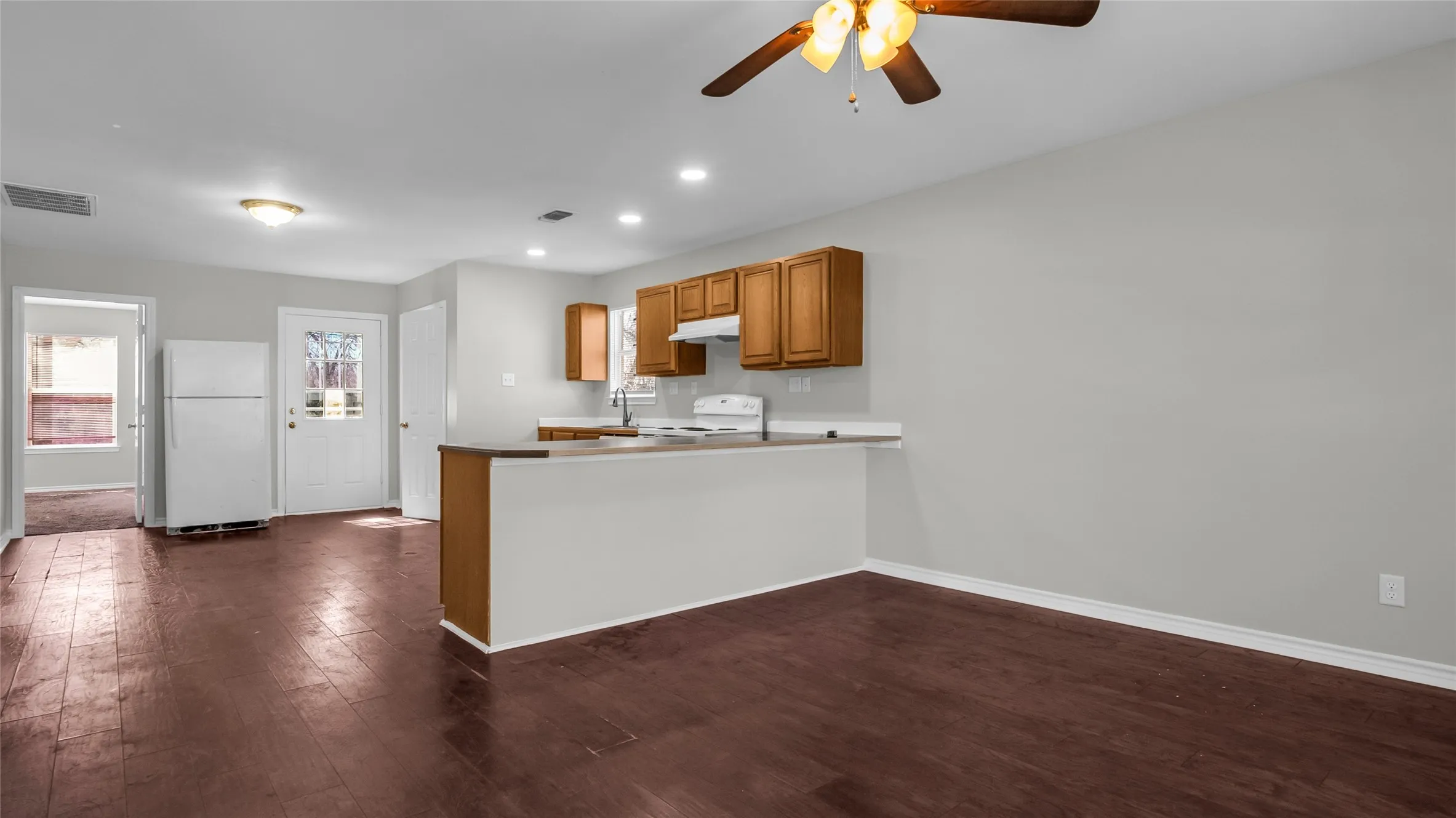 Single Family Residence For Rent in Grayson County , 1602 W Elm Street, Denison, Texas 75020, 3 Bedroom, 2 Bathroom, Garage spaces, 1,141 Sqft, built in 2003, Preowned, mls#21198907, Real Estate Agent in Denison, Homes For Rent in Grayson county, Homes For Rent in Denison, Realtor in Denison Texas, Real Estate Brokerage Independent Realty Texas, Luminita Cordes Realtor