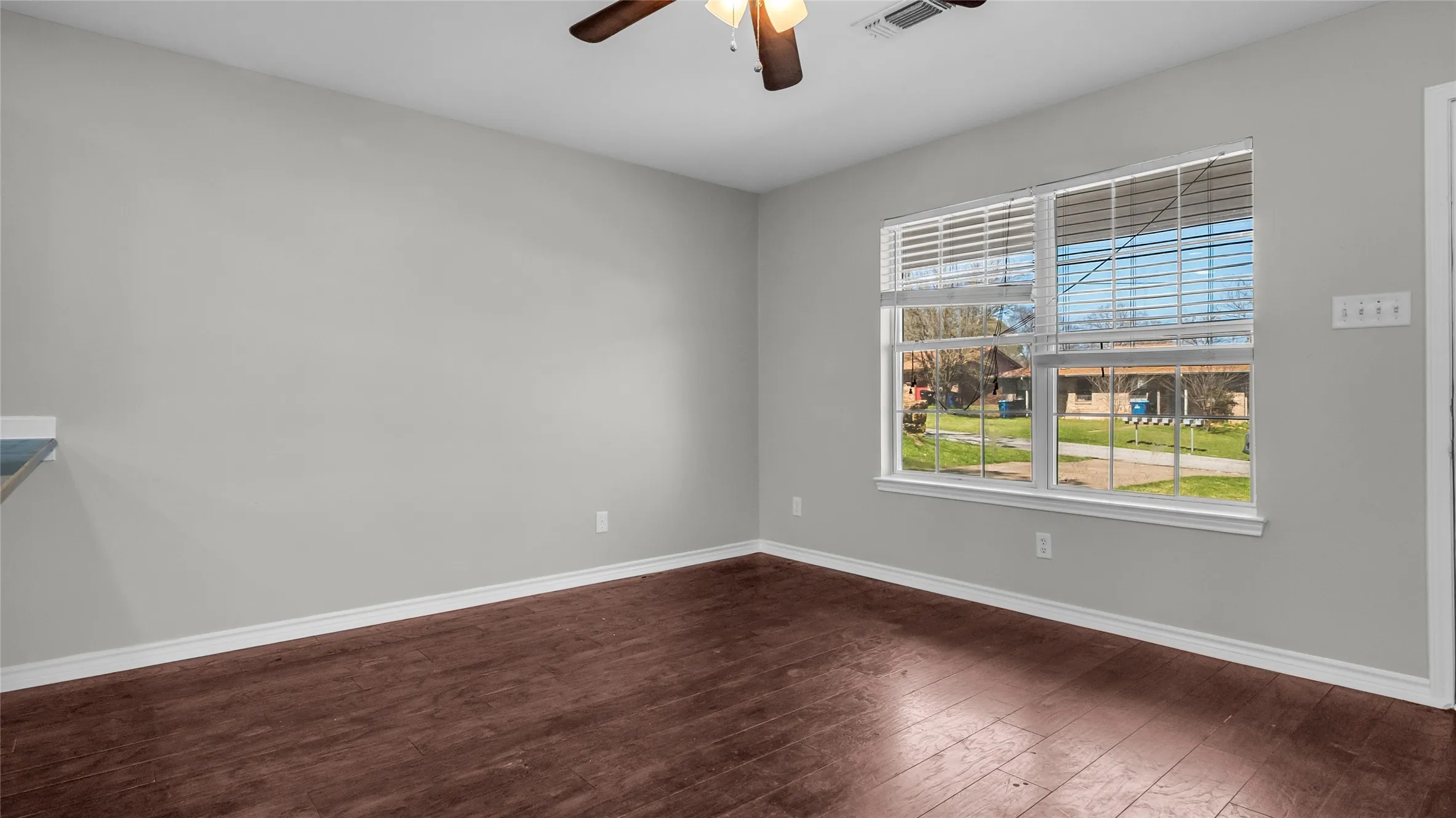 Single Family Residence For Rent in Grayson County , 1602 W Elm Street, Denison, Texas 75020, 3 Bedroom, 2 Bathroom, Garage spaces, 1,141 Sqft, built in 2003, Preowned, mls#21198907, Real Estate Agent in Denison, Homes For Rent in Grayson county, Homes For Rent in Denison, Realtor in Denison Texas, Real Estate Brokerage Independent Realty Texas, Luminita Cordes Realtor