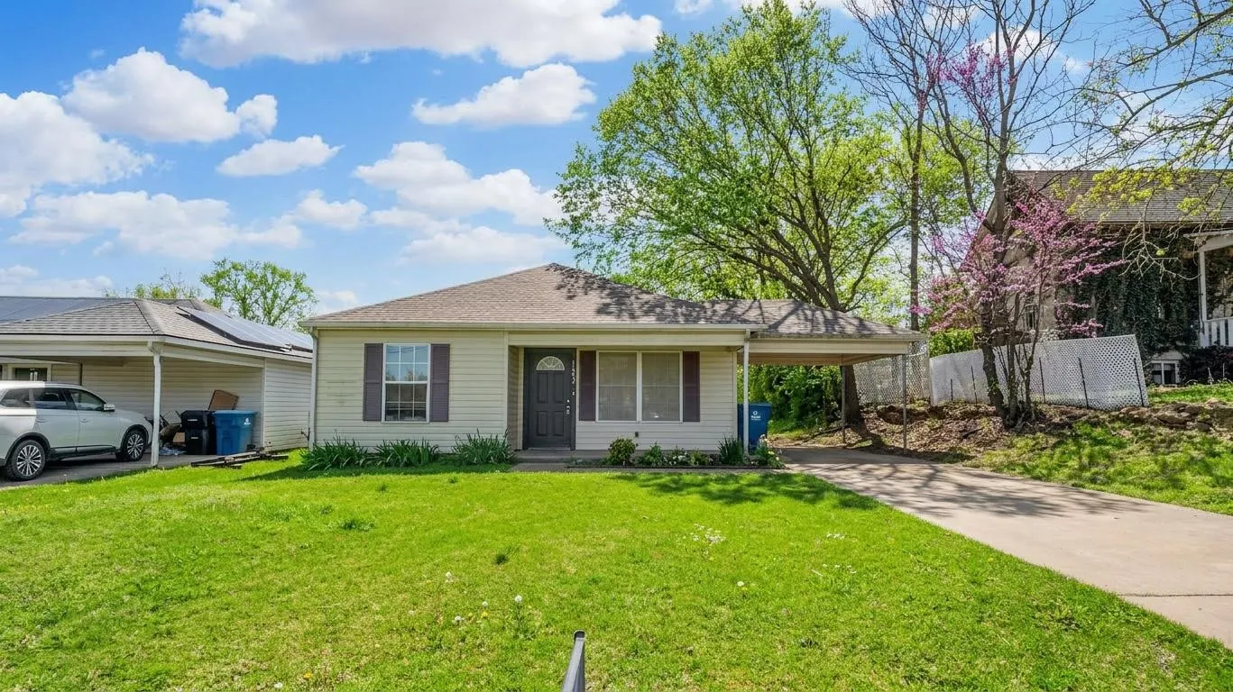 Single Family Residence For Rent in Grayson County , 1602 W Elm Street, Denison, Texas 75020, 3 Bedroom, 2 Bathroom, Garage spaces, 1,141 Sqft, built in 2003, Preowned, mls#21198907, Real Estate Agent in Denison, Homes For Rent in Grayson county, Homes For Rent in Denison, Realtor in Denison Texas, Real Estate Brokerage Independent Realty Texas, Luminita Cordes Realtor