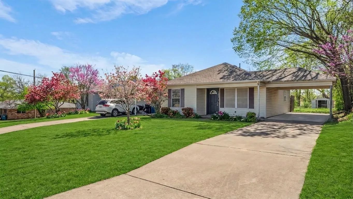 Single Family Residence For Rent in Grayson County , 1602 W Elm Street, Denison, Texas 75020, 3 Bedroom, 2 Bathroom, Garage spaces, 1,141 Sqft, built in 2003, Preowned, mls#21198907, Real Estate Agent in Denison, Homes For Rent in Grayson county, Homes For Rent in Denison, Realtor in Denison Texas, Real Estate Brokerage Independent Realty Texas, Luminita Cordes Realtor