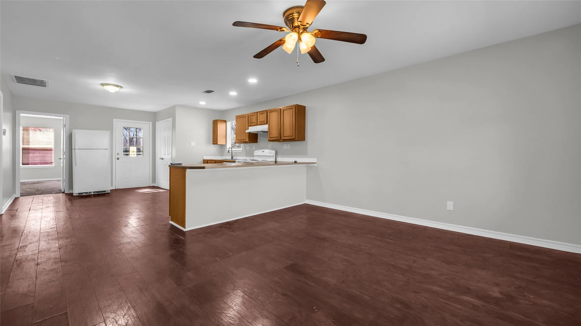 Single Family Residence For Rent in Grayson County , 1602 W Elm Street, Denison, Texas 75020, 3 Bedroom, 2 Bathroom, Garage spaces, 1,141 Sqft, built in 2003, Preowned, mls#21198907, Real Estate Agent in Denison, Homes For Rent in Grayson county, Homes For Rent in Denison, Realtor in Denison Texas, Real Estate Brokerage Independent Realty Texas, Luminita Cordes Realtor