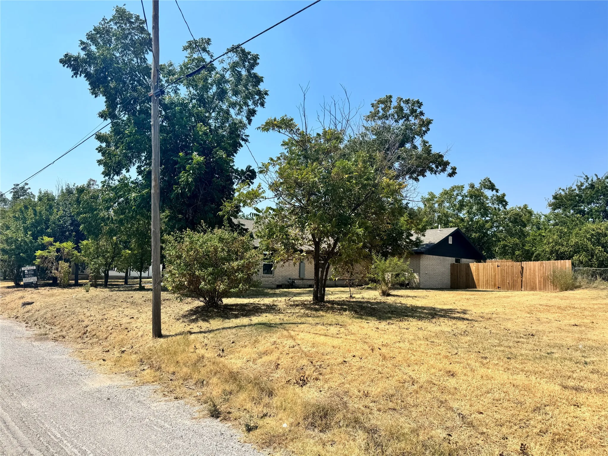 Single Family Residence For Sale in Comanche County , 603 N Pearl Street, Comanche, Texas 76442, 4 Bedroom, 3 Bathroom, Garage spaces, 2,099 Sqft, built in 1955, mls#21197833, Real Estate Agent in Comanche, Homes For Sale in Comanche county, Homes For Sale in Comanche, Realtor in Comanche Texas, Real Estate Brokerage Independent Realty Texas, Luminita Cordes Realtor