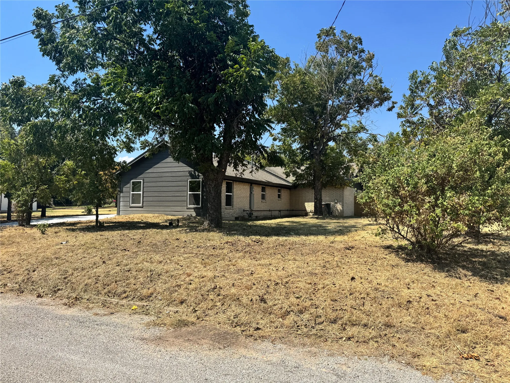 Single Family Residence For Sale in Comanche County , 603 N Pearl Street, Comanche, Texas 76442, 4 Bedroom, 3 Bathroom, Garage spaces, 2,099 Sqft, built in 1955, mls#21197833, Real Estate Agent in Comanche, Homes For Sale in Comanche county, Homes For Sale in Comanche, Realtor in Comanche Texas, Real Estate Brokerage Independent Realty Texas, Luminita Cordes Realtor