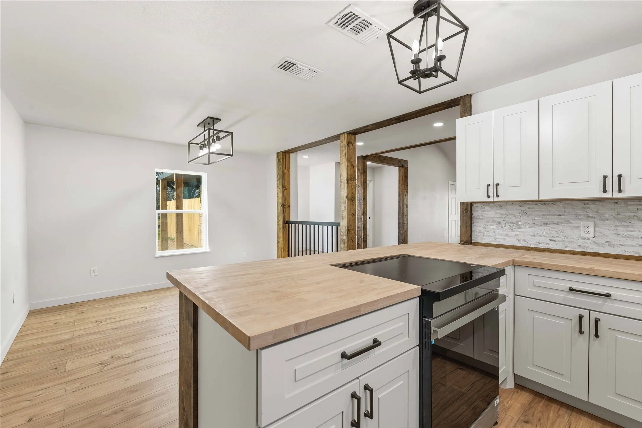 Single Family Residence For Sale in Comanche County , 603 N Pearl Street, Comanche, Texas 76442, 4 Bedroom, 3 Bathroom, Garage spaces, 2,099 Sqft, built in 1955, mls#21197833, Real Estate Agent in Comanche, Homes For Sale in Comanche county, Homes For Sale in Comanche, Realtor in Comanche Texas, Real Estate Brokerage Independent Realty Texas, Luminita Cordes Realtor