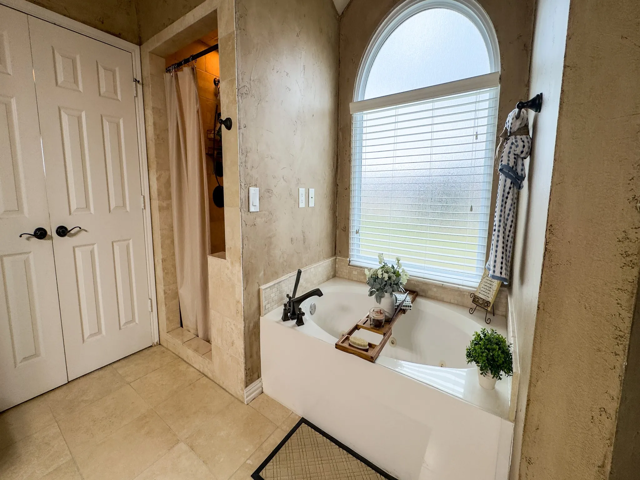 Single Family Residence For Sale in Denton County , 2700 Crater Lake Lane, Denton, Texas 76210, 4 Bedrooms, 3 Bathrooms, 2 Garage spaces, 2,861 Sqft, built in 2000, Price $465,000, mls#21199581, Real Estate Agent in Denton, Homes For Sale in Denton county, Homes For Sale in Denton, Realtor in Denton Texas, Real Estate Brokerage Independent Realty Texas, Luminita Cordes Realtor