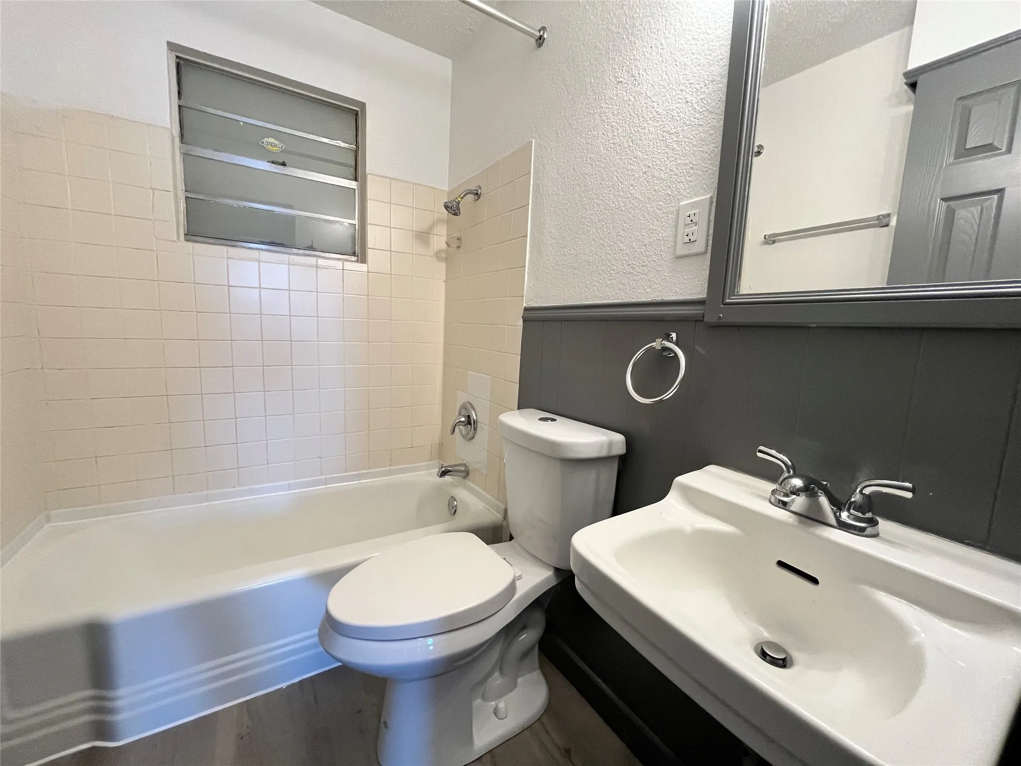 Here we have the bathroom, equipped with a tub/shower combination.