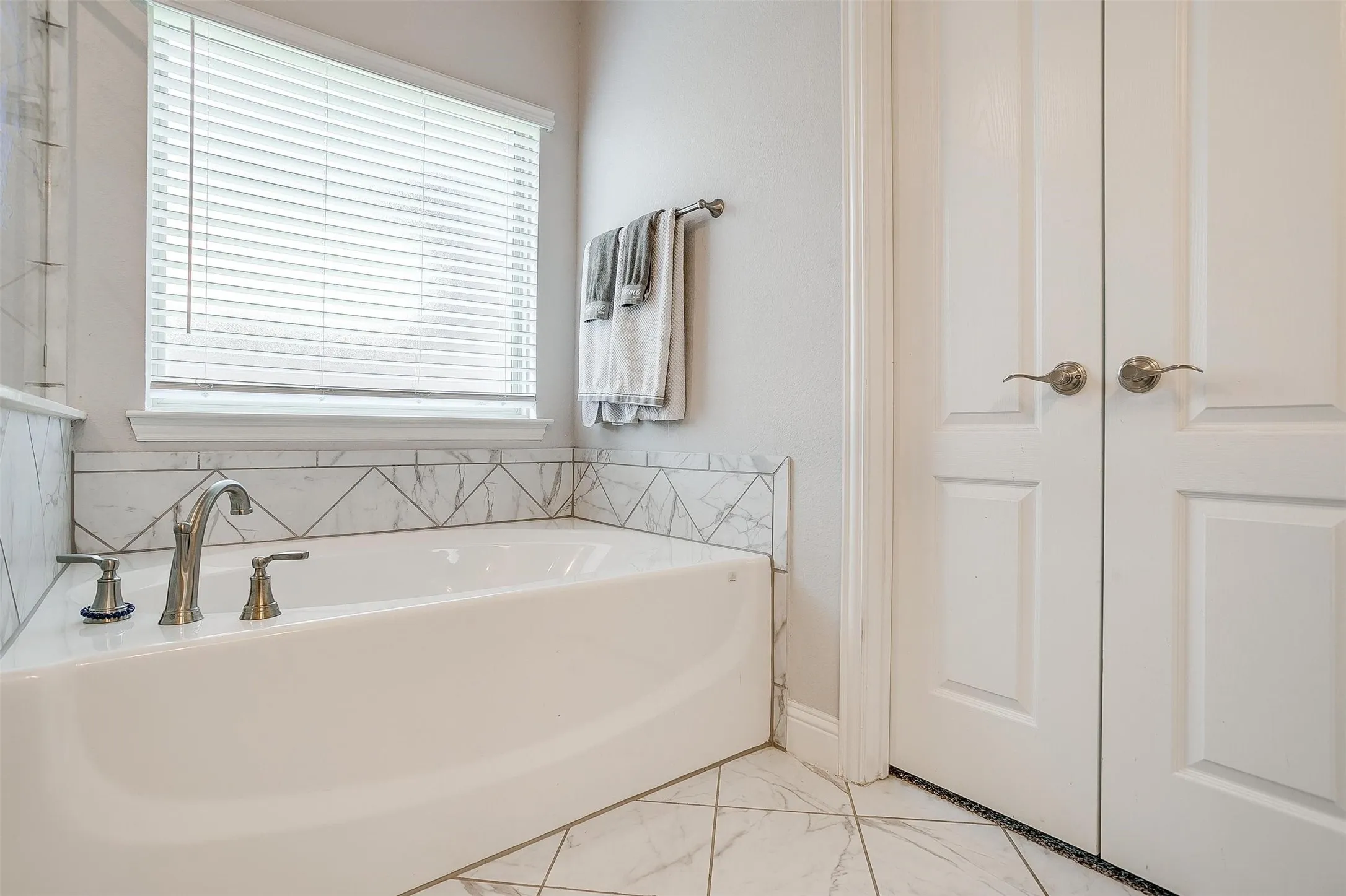 Single Family Residence For Sale in Tarrant County , 433 Joseph Lane, Crowley, Texas 76036, 4 Bedroom, 3 Bathroom, 2 Garage spaces, 3,011 Sqft, built in 2019, Preowned, mls#21199605, Real Estate Agent in Crowley, Homes For Sale in Tarrant county, Homes For Sale in Crowley, Realtor in Crowley Texas, Real Estate Brokerage Independent Realty Texas, Luminita Cordes Realtor