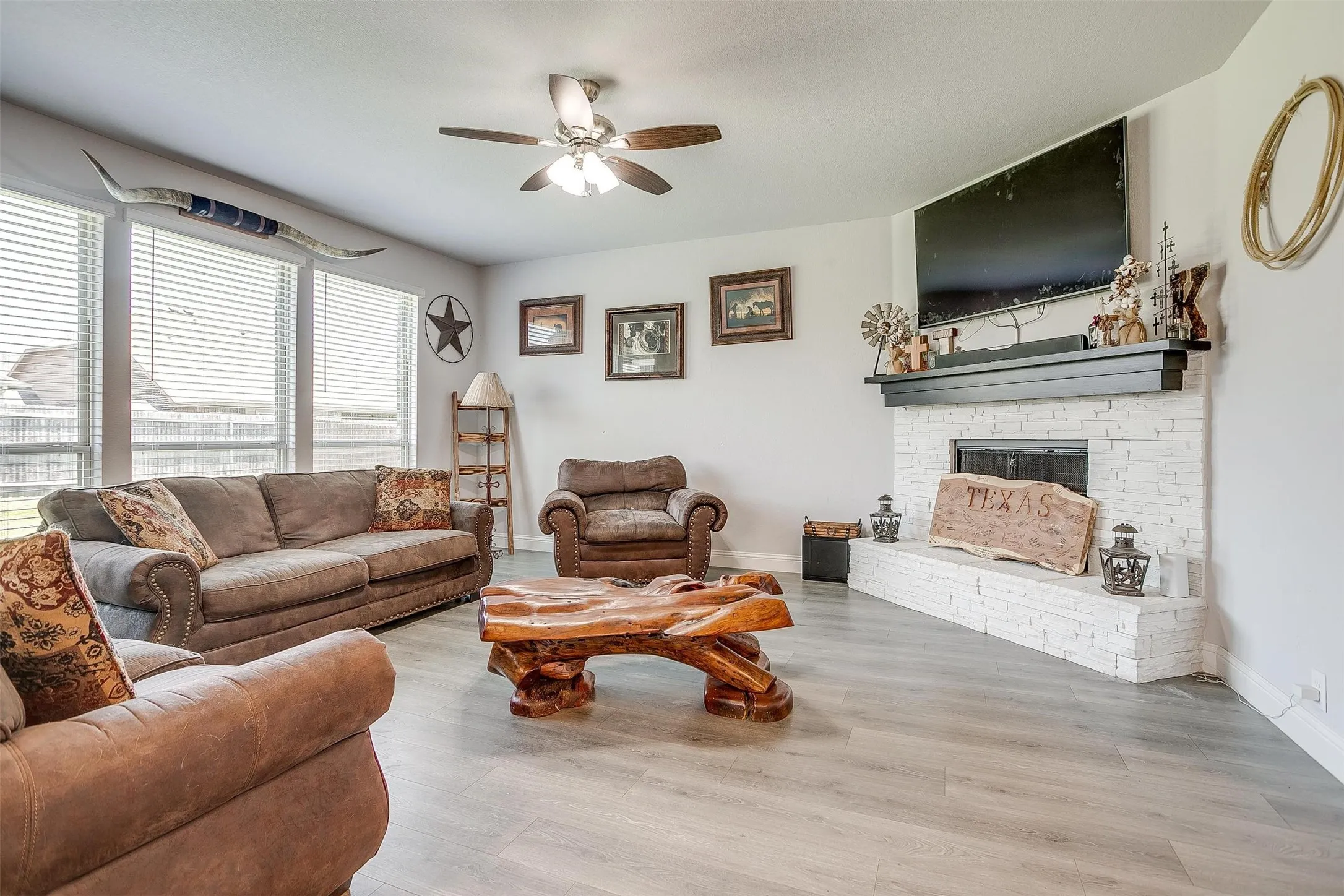 Single Family Residence For Sale in Tarrant County , 433 Joseph Lane, Crowley, Texas 76036, 4 Bedroom, 3 Bathroom, 2 Garage spaces, 3,011 Sqft, built in 2019, Preowned, mls#21199605, Real Estate Agent in Crowley, Homes For Sale in Tarrant county, Homes For Sale in Crowley, Realtor in Crowley Texas, Real Estate Brokerage Independent Realty Texas, Luminita Cordes Realtor