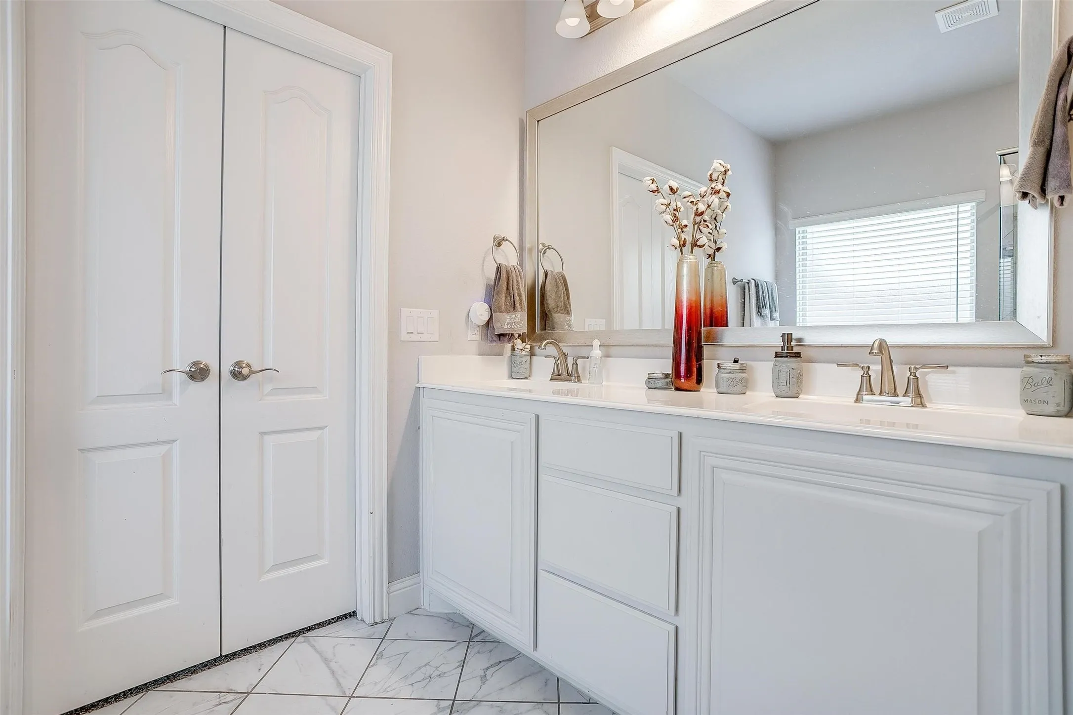 Single Family Residence For Sale in Tarrant County , 433 Joseph Lane, Crowley, Texas 76036, 4 Bedroom, 3 Bathroom, 2 Garage spaces, 3,011 Sqft, built in 2019, Preowned, mls#21199605, Real Estate Agent in Crowley, Homes For Sale in Tarrant county, Homes For Sale in Crowley, Realtor in Crowley Texas, Real Estate Brokerage Independent Realty Texas, Luminita Cordes Realtor