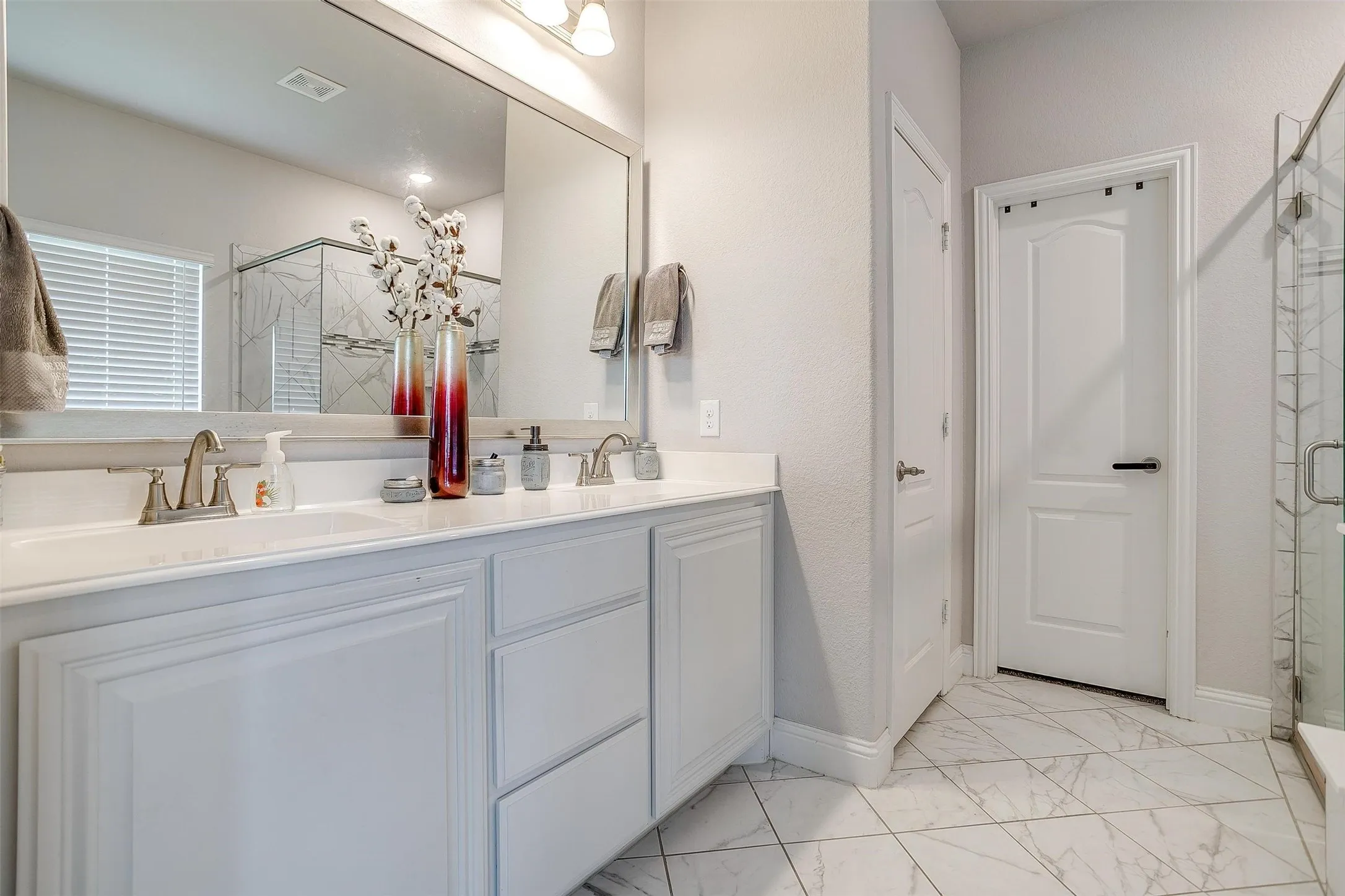 Single Family Residence For Sale in Tarrant County , 433 Joseph Lane, Crowley, Texas 76036, 4 Bedroom, 3 Bathroom, 2 Garage spaces, 3,011 Sqft, built in 2019, Preowned, mls#21199605, Real Estate Agent in Crowley, Homes For Sale in Tarrant county, Homes For Sale in Crowley, Realtor in Crowley Texas, Real Estate Brokerage Independent Realty Texas, Luminita Cordes Realtor