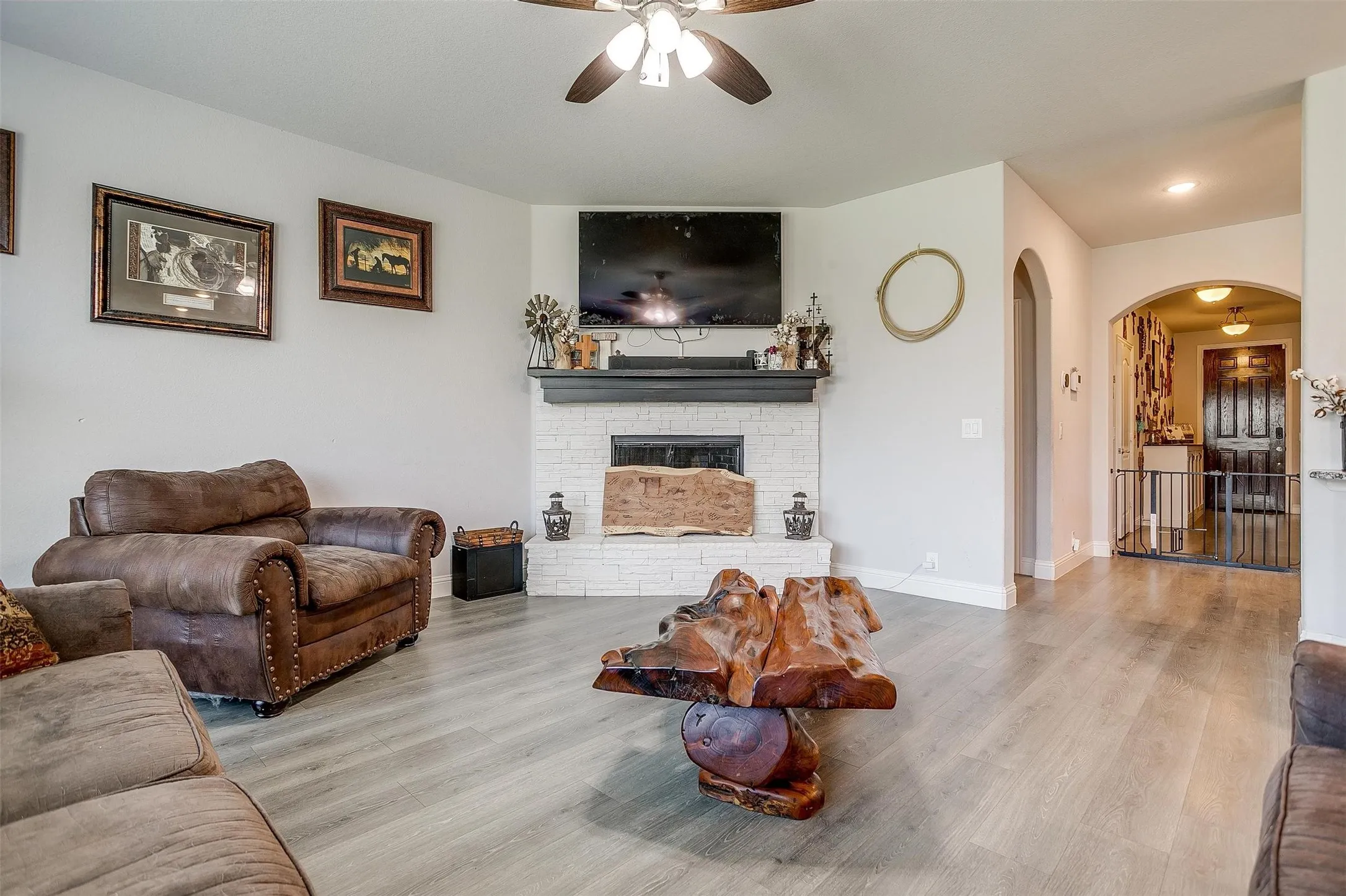 Single Family Residence For Sale in Tarrant County , 433 Joseph Lane, Crowley, Texas 76036, 4 Bedroom, 3 Bathroom, 2 Garage spaces, 3,011 Sqft, built in 2019, Preowned, mls#21199605, Real Estate Agent in Crowley, Homes For Sale in Tarrant county, Homes For Sale in Crowley, Realtor in Crowley Texas, Real Estate Brokerage Independent Realty Texas, Luminita Cordes Realtor