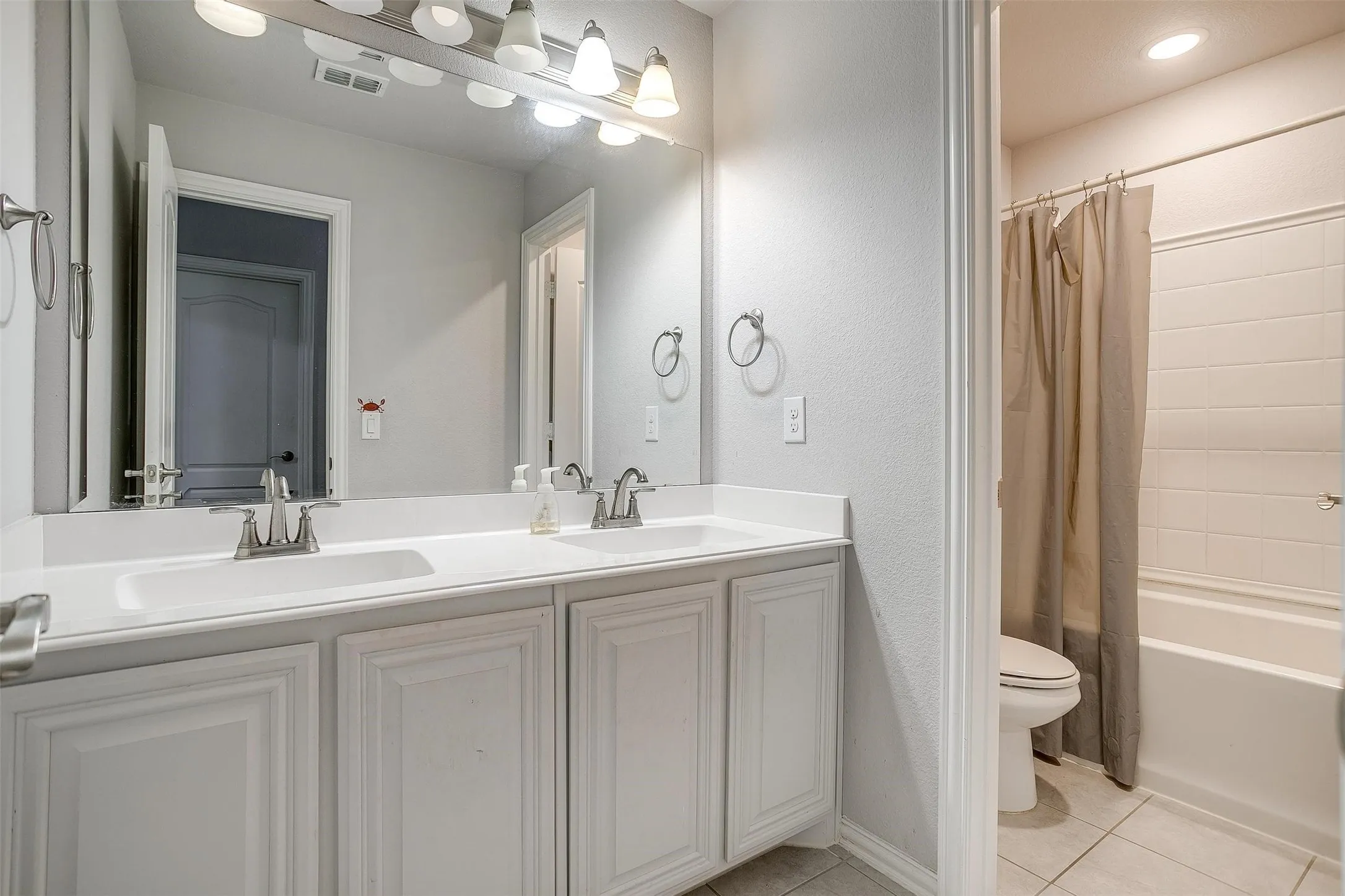 Single Family Residence For Sale in Tarrant County , 433 Joseph Lane, Crowley, Texas 76036, 4 Bedroom, 3 Bathroom, 2 Garage spaces, 3,011 Sqft, built in 2019, Preowned, mls#21199605, Real Estate Agent in Crowley, Homes For Sale in Tarrant county, Homes For Sale in Crowley, Realtor in Crowley Texas, Real Estate Brokerage Independent Realty Texas, Luminita Cordes Realtor
