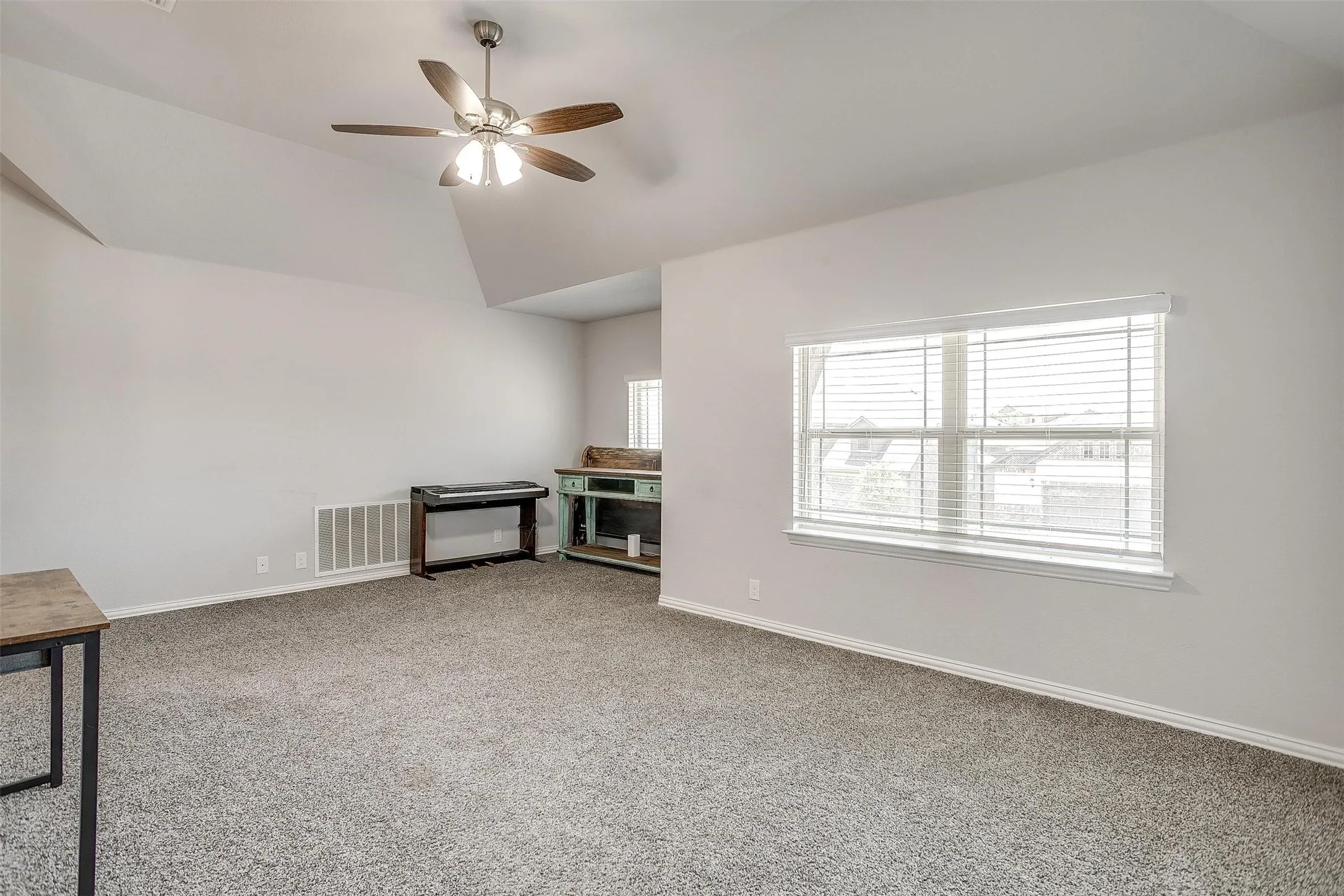 Single Family Residence For Sale in Tarrant County , 433 Joseph Lane, Crowley, Texas 76036, 4 Bedroom, 3 Bathroom, 2 Garage spaces, 3,011 Sqft, built in 2019, Preowned, mls#21199605, Real Estate Agent in Crowley, Homes For Sale in Tarrant county, Homes For Sale in Crowley, Realtor in Crowley Texas, Real Estate Brokerage Independent Realty Texas, Luminita Cordes Realtor