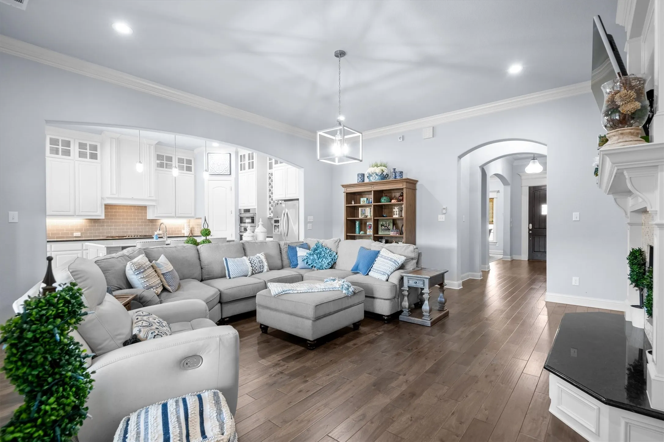Single Family Residence For Sale in Ellis County , 116 Old Bridge Road, Waxahachie, Texas 75165, 3 Bedroom, 2 Bathroom, 2 Garage spaces, 2,384 Sqft, built in 2016, Preowned, mls#21180882, Real Estate Agent in Waxahachie, Homes For Sale in Ellis county, Homes For Sale in Waxahachie, Realtor in Waxahachie Texas, Real Estate Brokerage Independent Realty Texas, Luminita Cordes Realtor
