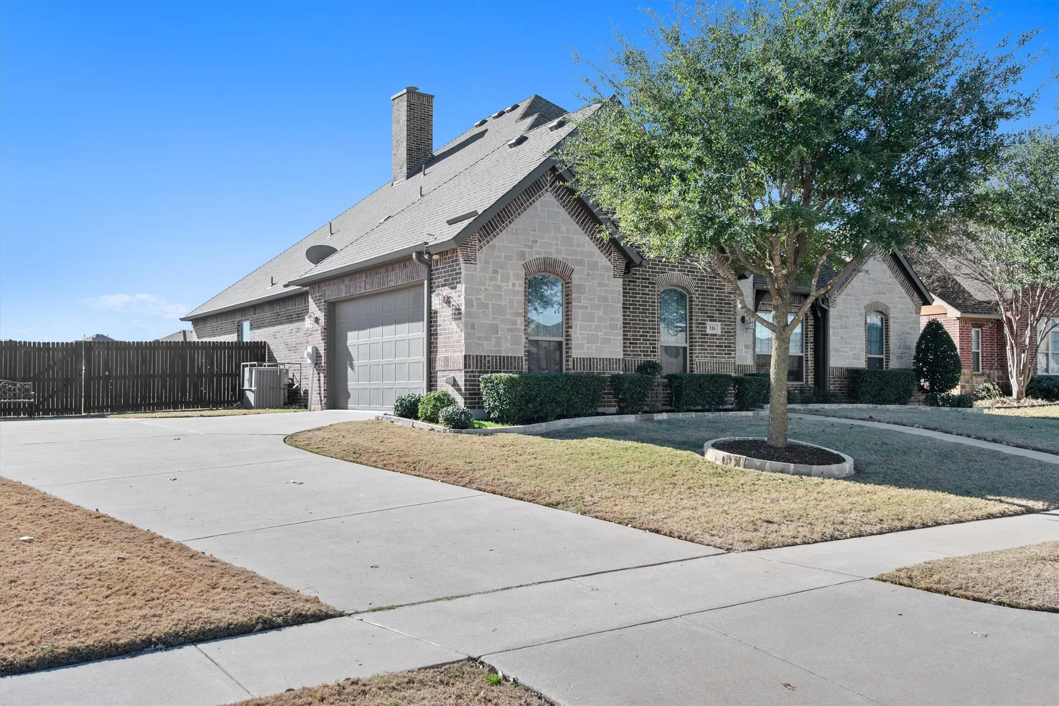Single Family Residence For Sale in Ellis County , 116 Old Bridge Road, Waxahachie, Texas 75165, 3 Bedroom, 2 Bathroom, 2 Garage spaces, 2,384 Sqft, built in 2016, Preowned, mls#21180882, Real Estate Agent in Waxahachie, Homes For Sale in Ellis county, Homes For Sale in Waxahachie, Realtor in Waxahachie Texas, Real Estate Brokerage Independent Realty Texas, Luminita Cordes Realtor