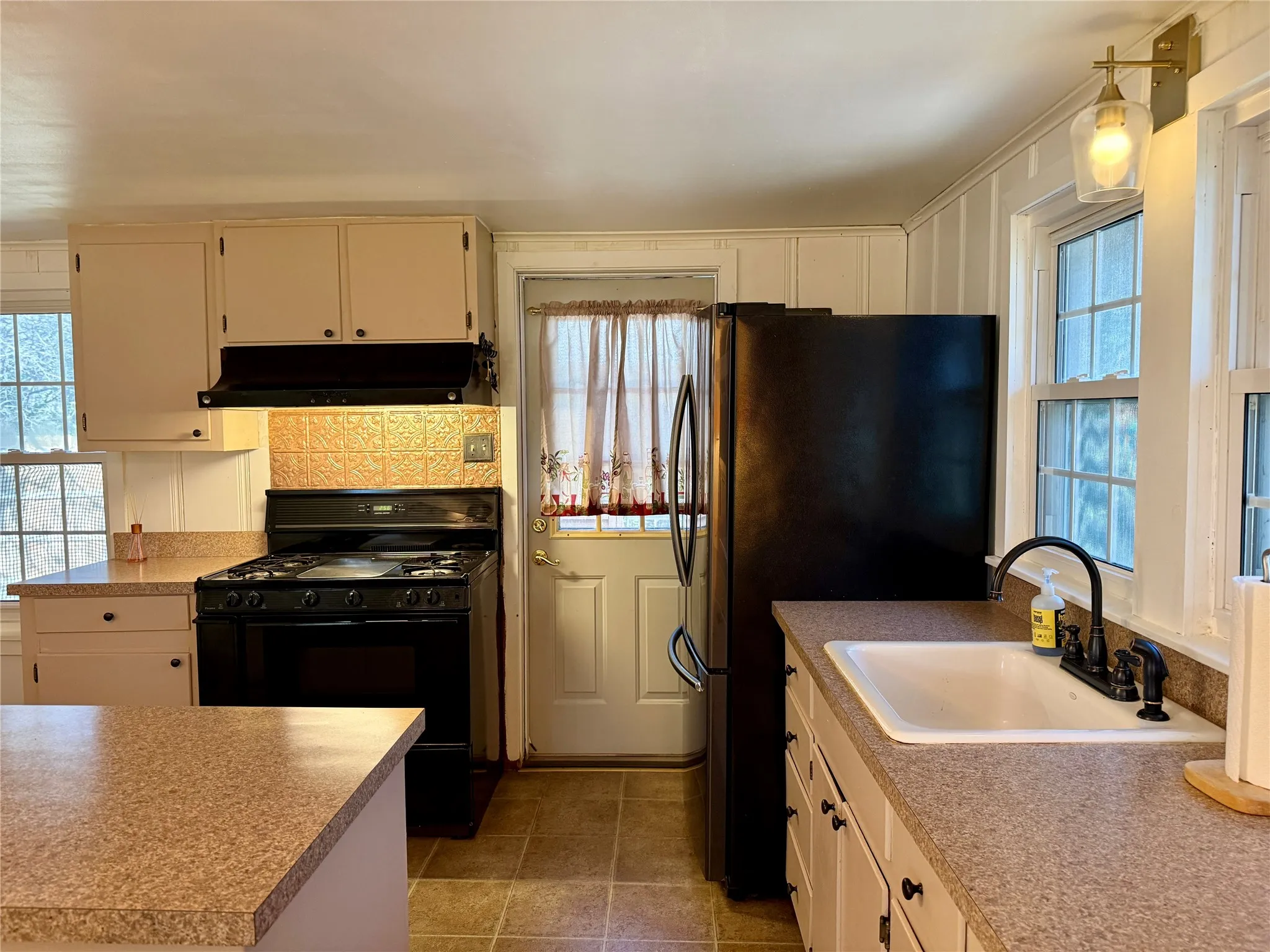 Single Family Residence For Sale in Hill County , 120 One Feather, Whitney, Texas 76692, 2 Bedrooms, 1 Bathroom, 1 Garage spaces, 640 Sqft, built in 1960, Price $189,000, mls#21199223, Real Estate Agent in Whitney, Homes For Sale in Hill county, Homes For Sale in Whitney, Realtor in Whitney Texas, Real Estate Brokerage Independent Realty Texas, Luminita Cordes Realtor