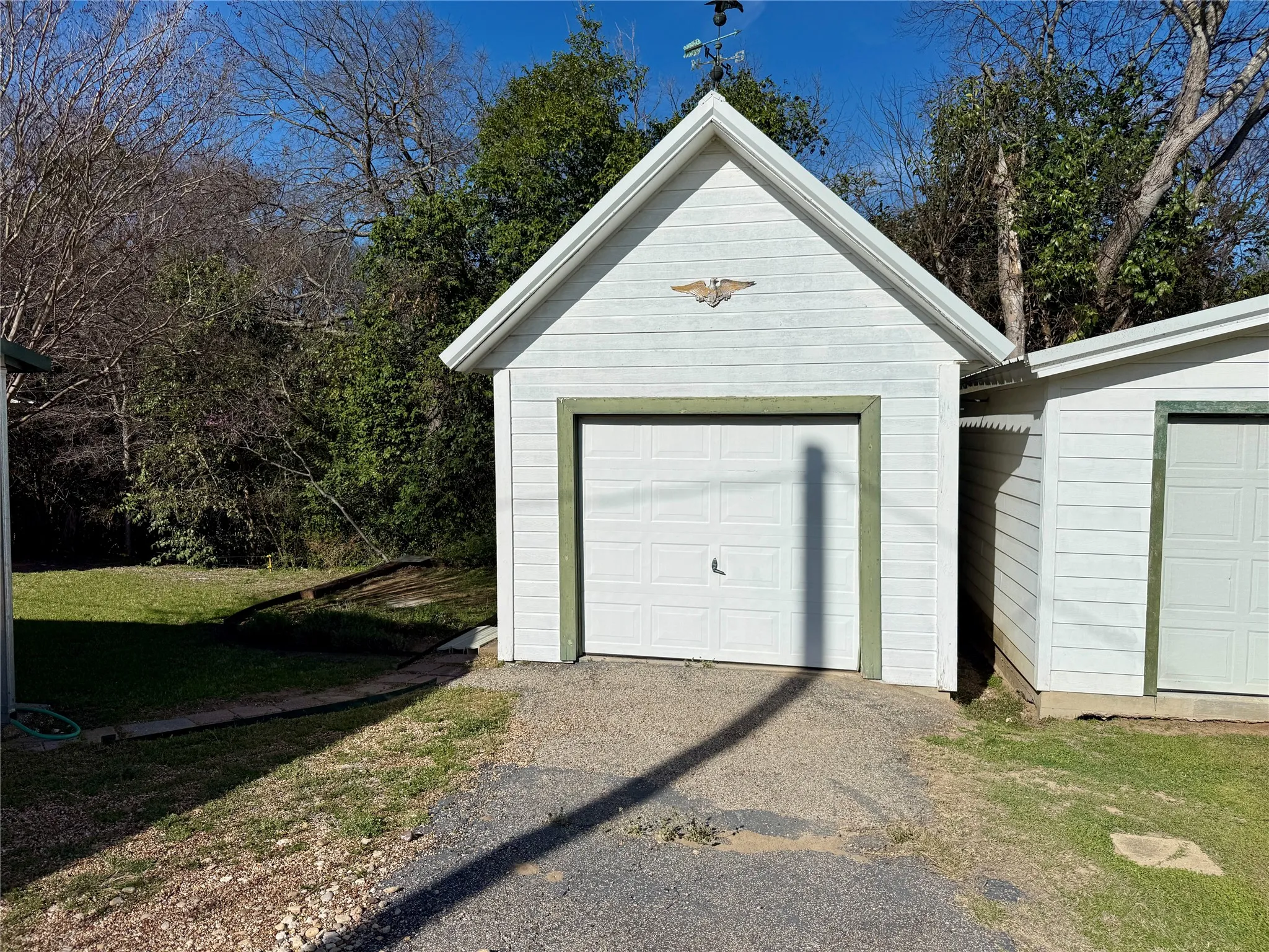 Single Family Residence For Sale in Hill County , 120 One Feather, Whitney, Texas 76692, 2 Bedrooms, 1 Bathroom, 1 Garage spaces, 640 Sqft, built in 1960, Price $189,000, mls#21199223, Real Estate Agent in Whitney, Homes For Sale in Hill county, Homes For Sale in Whitney, Realtor in Whitney Texas, Real Estate Brokerage Independent Realty Texas, Luminita Cordes Realtor