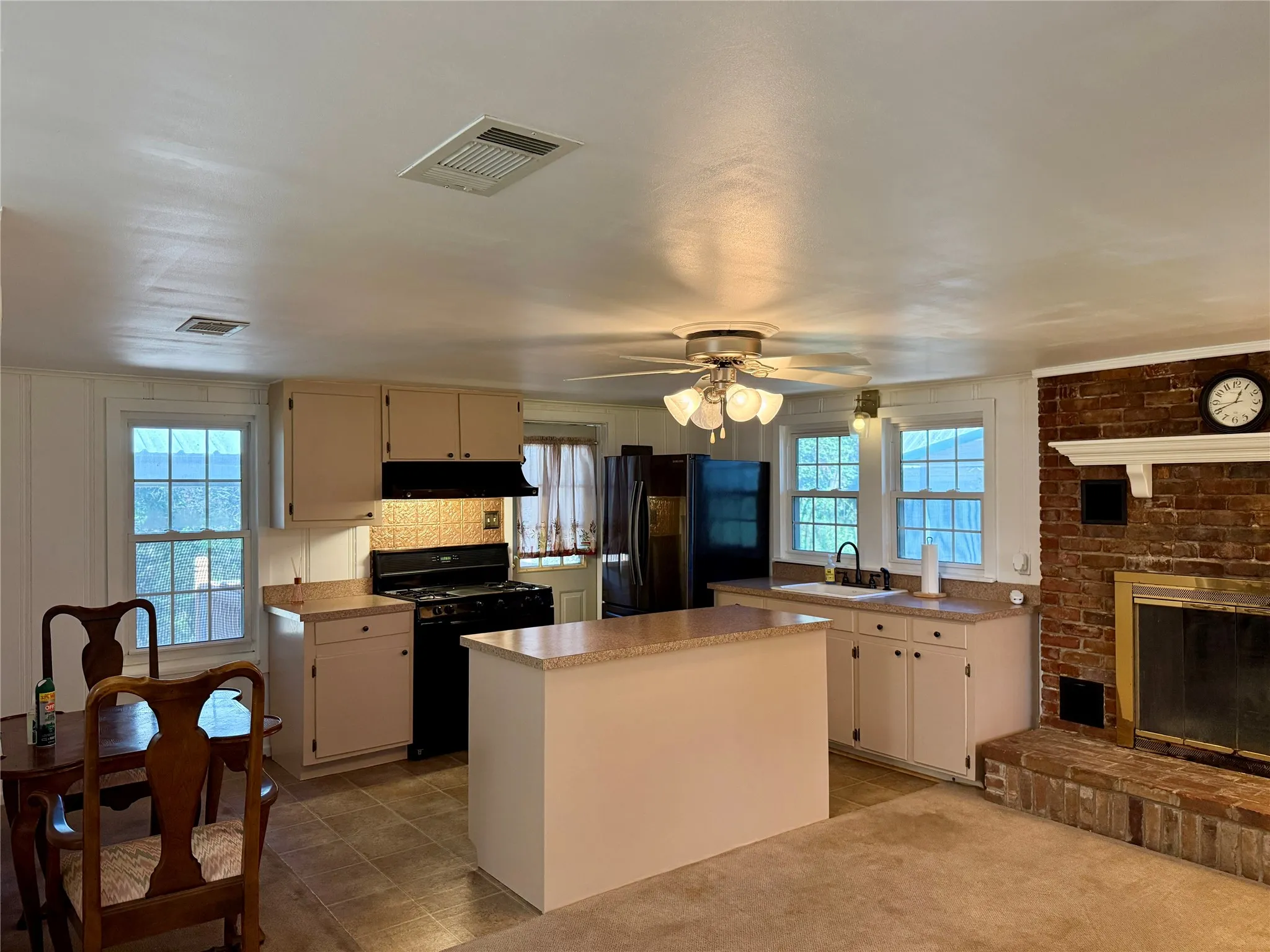 Single Family Residence For Sale in Hill County , 120 One Feather, Whitney, Texas 76692, 2 Bedrooms, 1 Bathroom, 1 Garage spaces, 640 Sqft, built in 1960, Price $189,000, mls#21199223, Real Estate Agent in Whitney, Homes For Sale in Hill county, Homes For Sale in Whitney, Realtor in Whitney Texas, Real Estate Brokerage Independent Realty Texas, Luminita Cordes Realtor