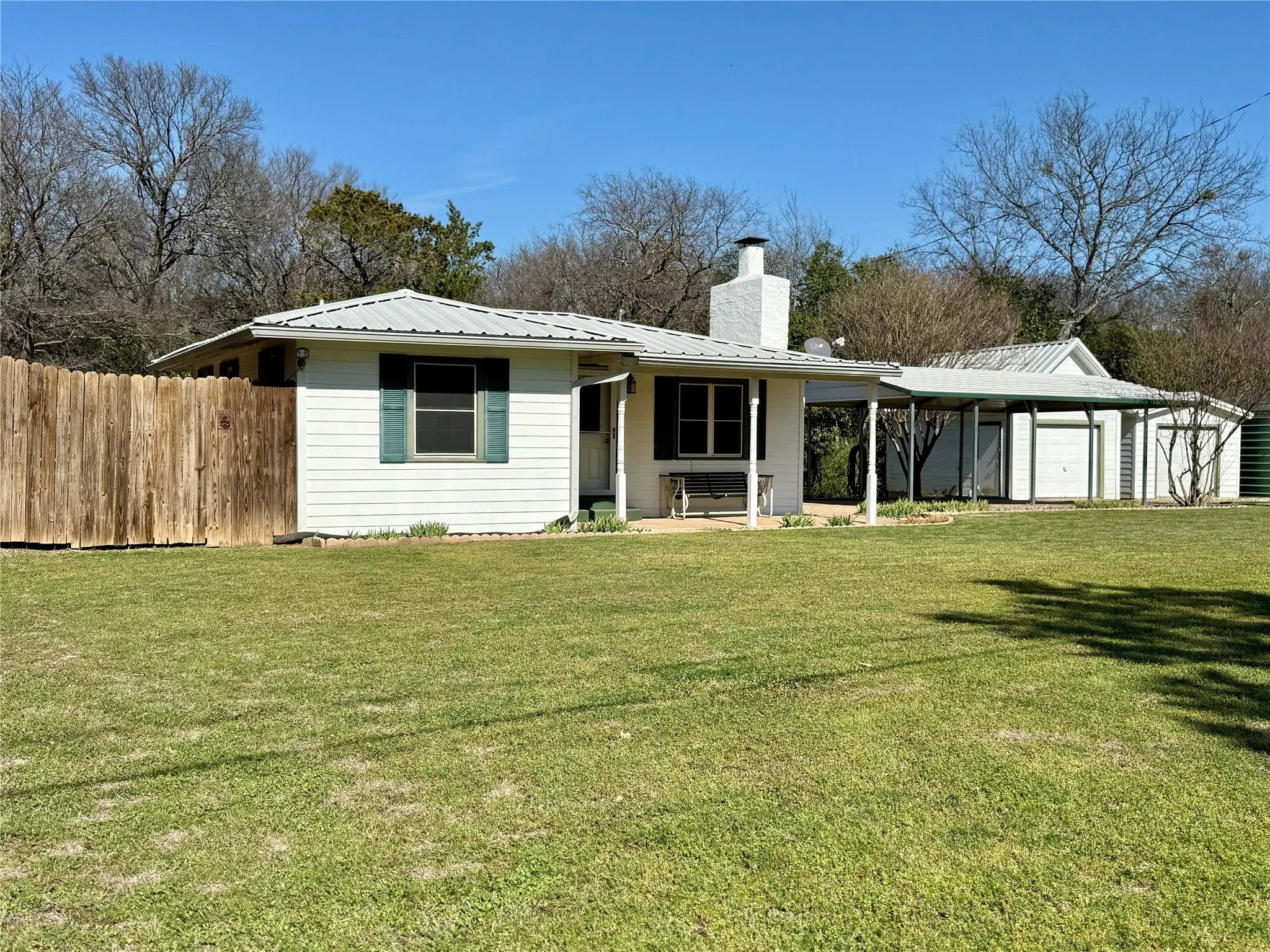 Single Family Residence For Sale in Hill County , 120 One Feather, Whitney, Texas 76692, 2 Bedrooms, 1 Bathroom, 1 Garage spaces, 640 Sqft, built in 1960, Price $189,000, mls#21199223, Real Estate Agent in Whitney, Homes For Sale in Hill county, Homes For Sale in Whitney, Realtor in Whitney Texas, Real Estate Brokerage Independent Realty Texas, Luminita Cordes Realtor