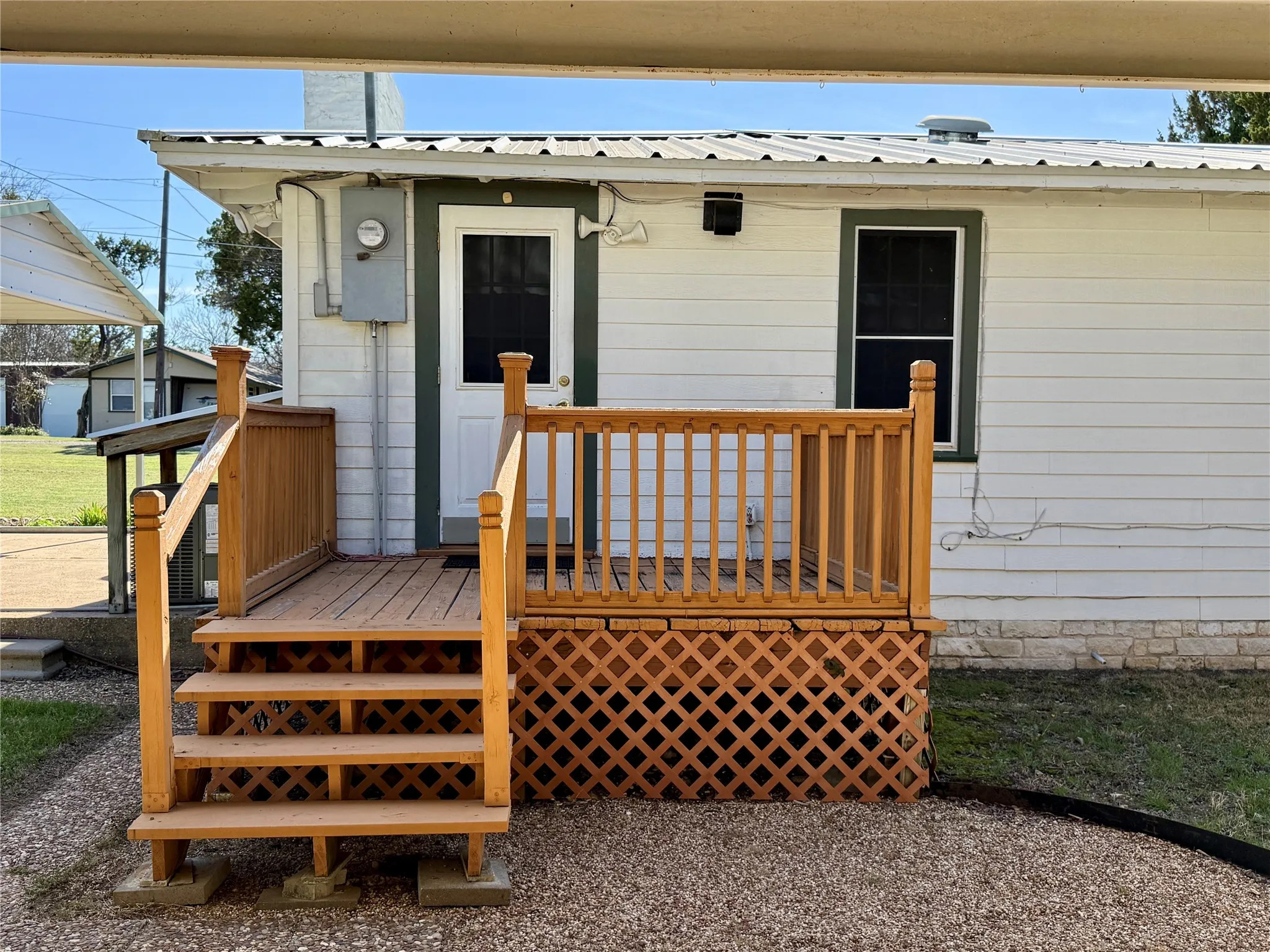 Nice deck off back door