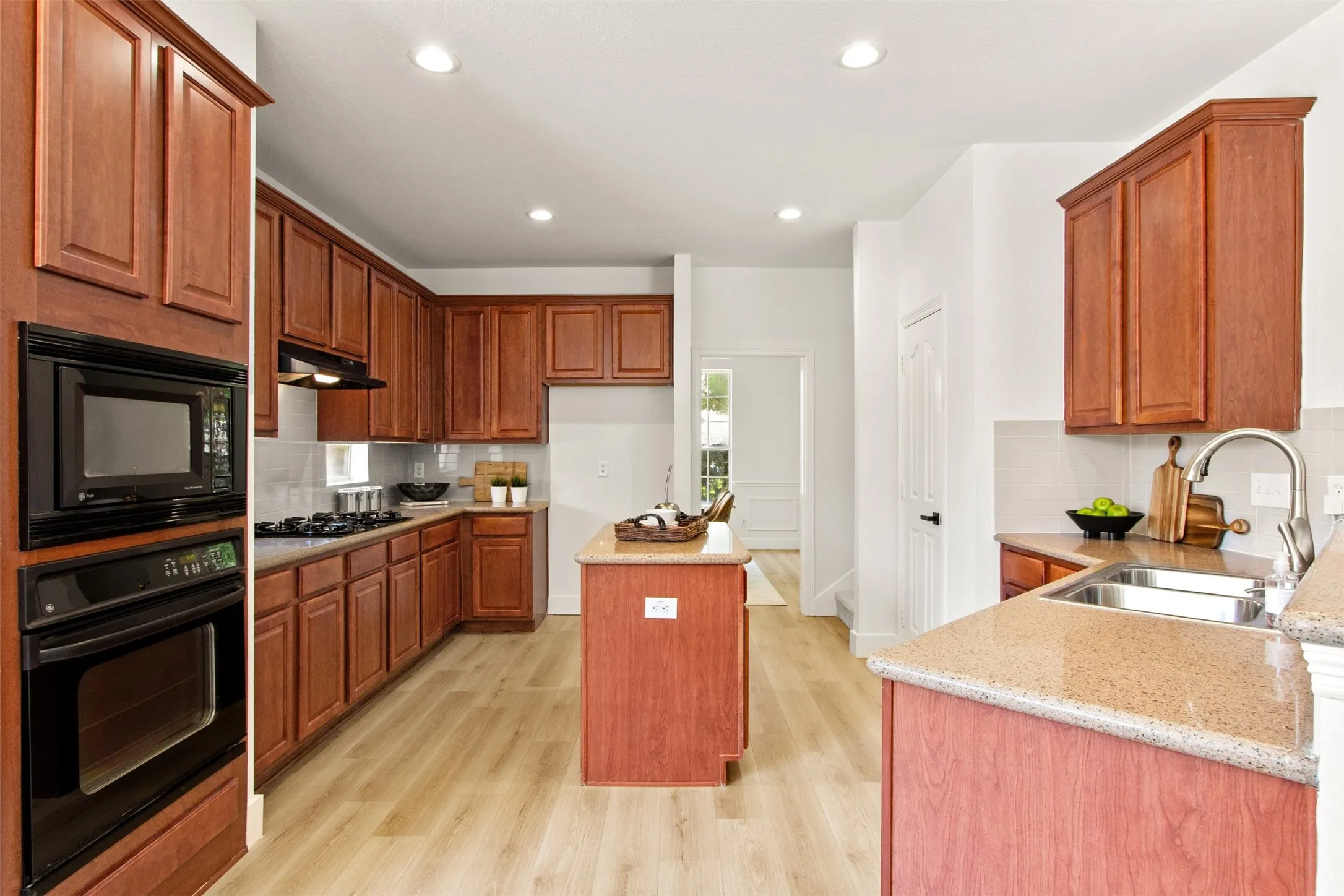 Single Family Residence For Sale in Collin County , 421 Soren Drive, Murphy, Texas 75094, 4 Bedroom, 4 Bathroom, 2 Garage spaces, 3,445 Sqft, built in 2001, Preowned, mls#21199767, Real Estate Agent in Murphy, Homes For Sale in Collin county, Homes For Sale in Murphy, Realtor in Murphy Texas, Real Estate Brokerage Independent Realty Texas, Luminita Cordes Realtor
