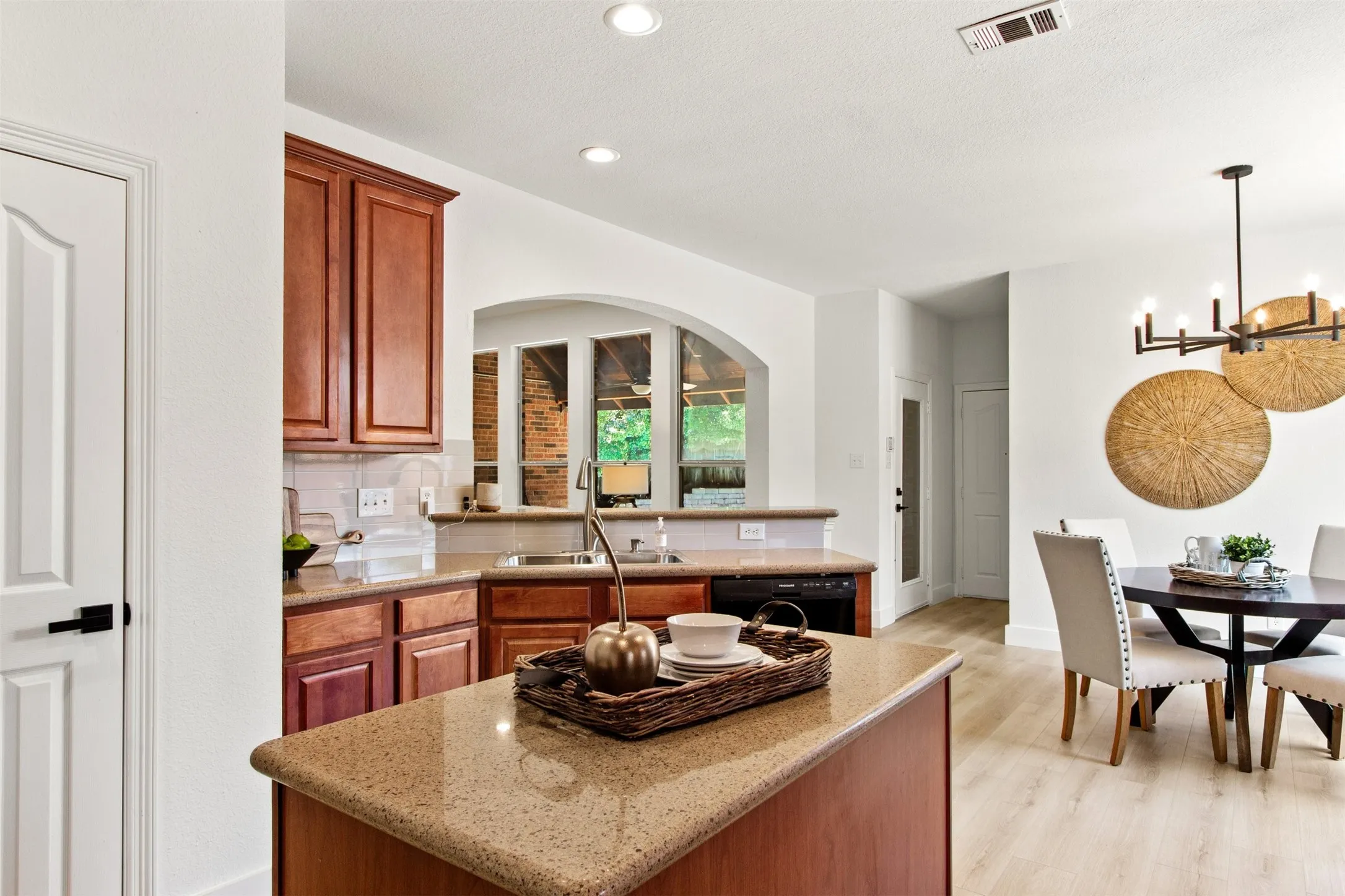 Single Family Residence For Sale in Collin County , 421 Soren Drive, Murphy, Texas 75094, 4 Bedroom, 4 Bathroom, 2 Garage spaces, 3,445 Sqft, built in 2001, Preowned, mls#21199767, Real Estate Agent in Murphy, Homes For Sale in Collin county, Homes For Sale in Murphy, Realtor in Murphy Texas, Real Estate Brokerage Independent Realty Texas, Luminita Cordes Realtor