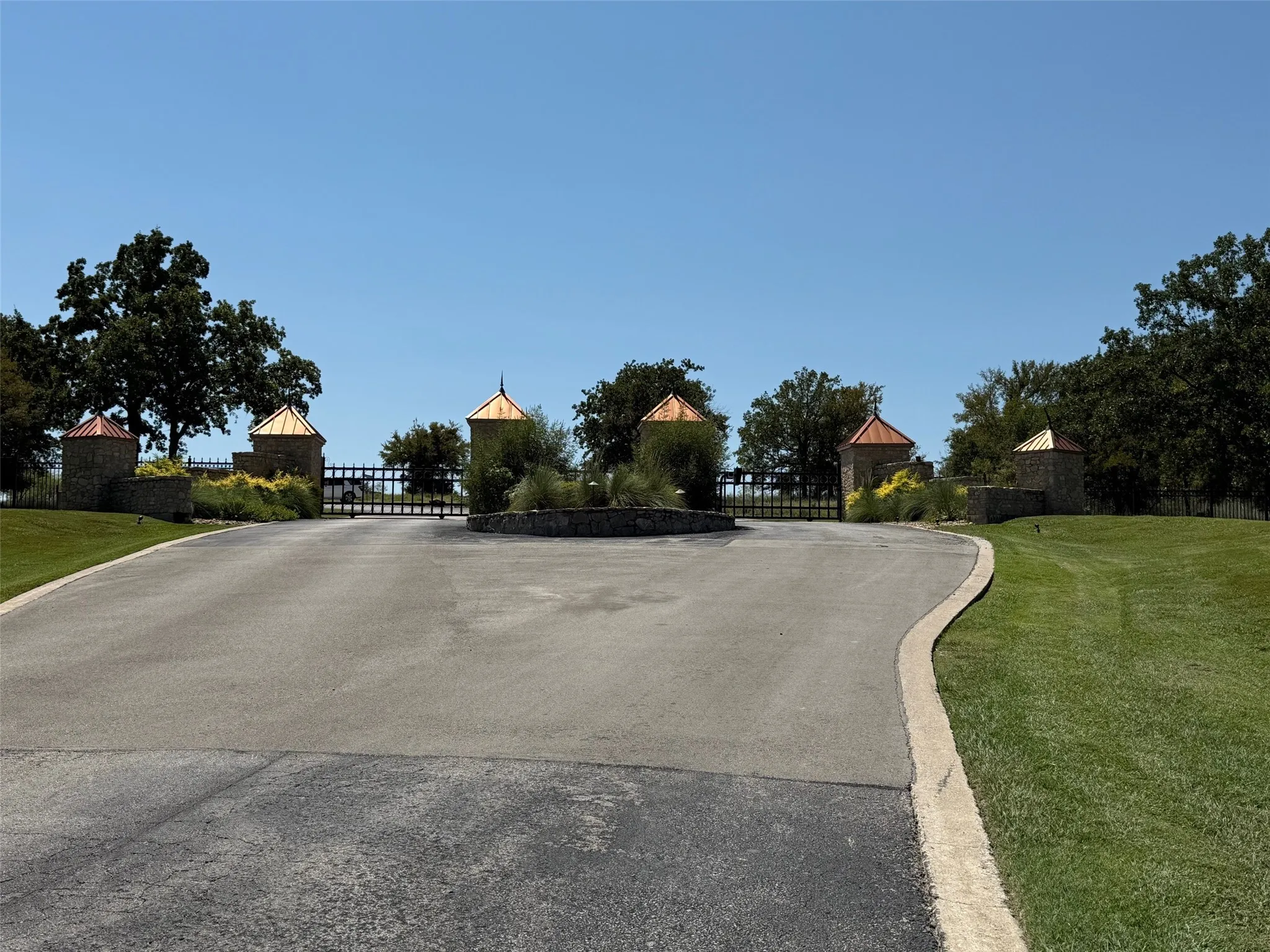 Single Family Residence For Sale in Wise County , 130 Demonbreun Court, Chico, Texas 76431, 4 Bedroom, 4 Bathroom, 3 Garage spaces, 2,718 Sqft, built in 2022, Preowned, mls#21199764, Real Estate Agent in Chico, Homes For Sale in Wise county, Homes For Sale in Chico, Realtor in Chico Texas, Real Estate Brokerage Independent Realty Texas, Luminita Cordes Realtor
