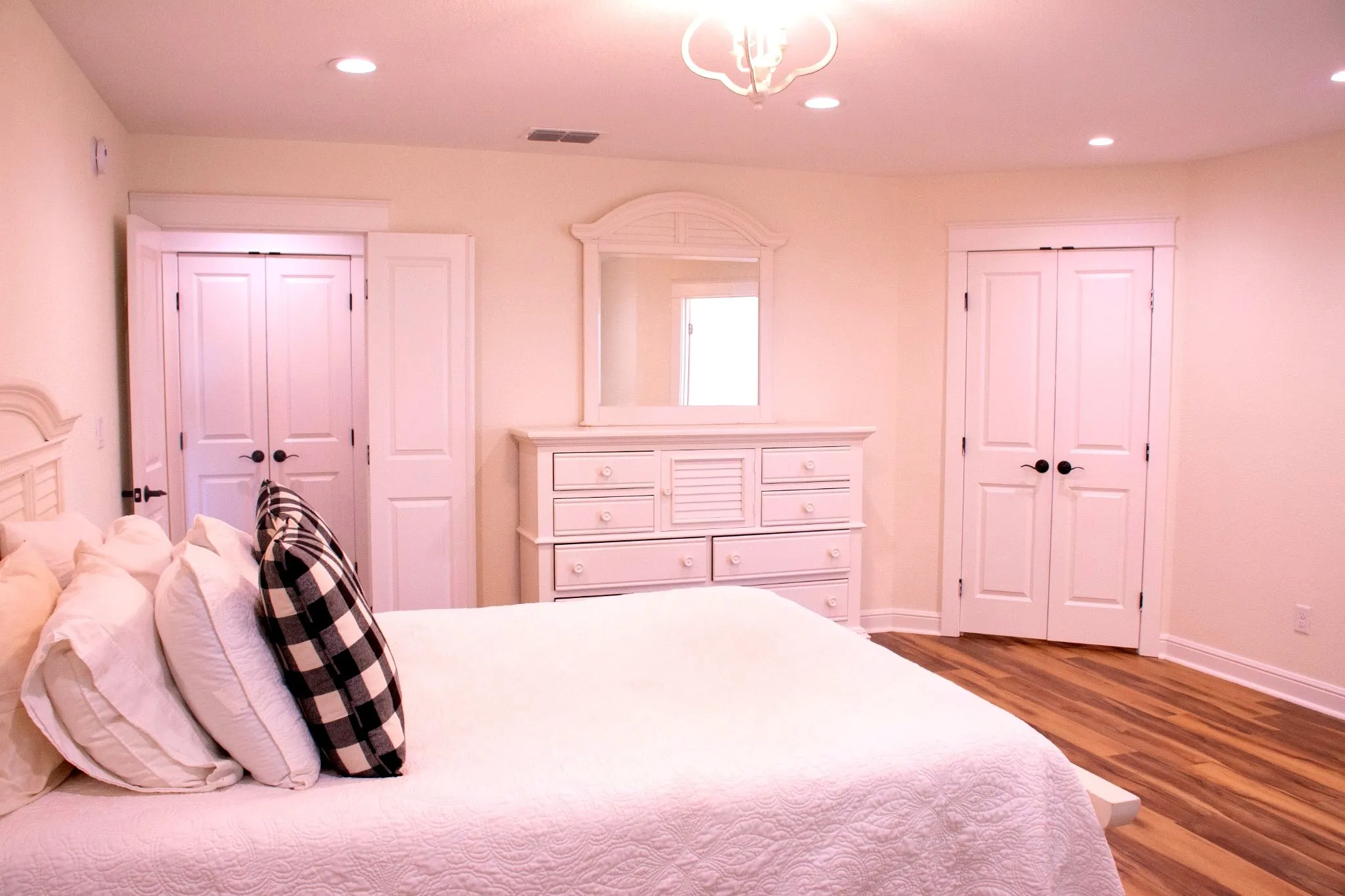 Primary to Walk in Closet