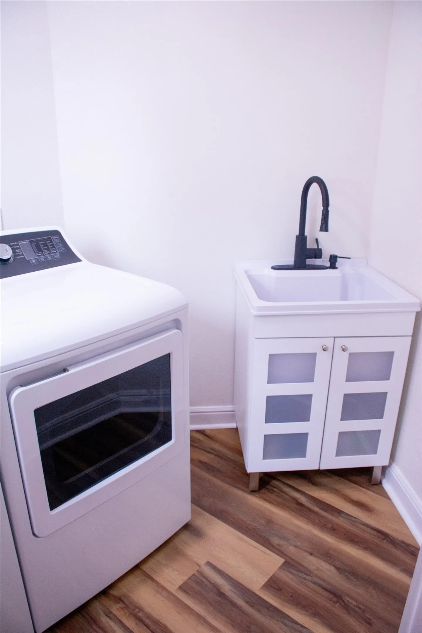 Laundry Room with cabinet and sink