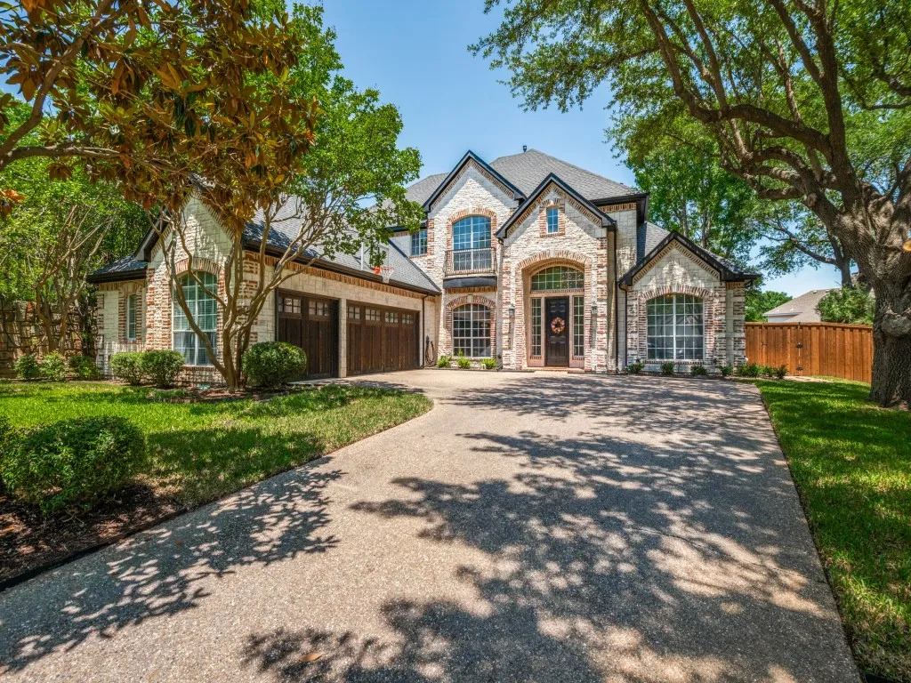3 car garage. Beautiful drive up .