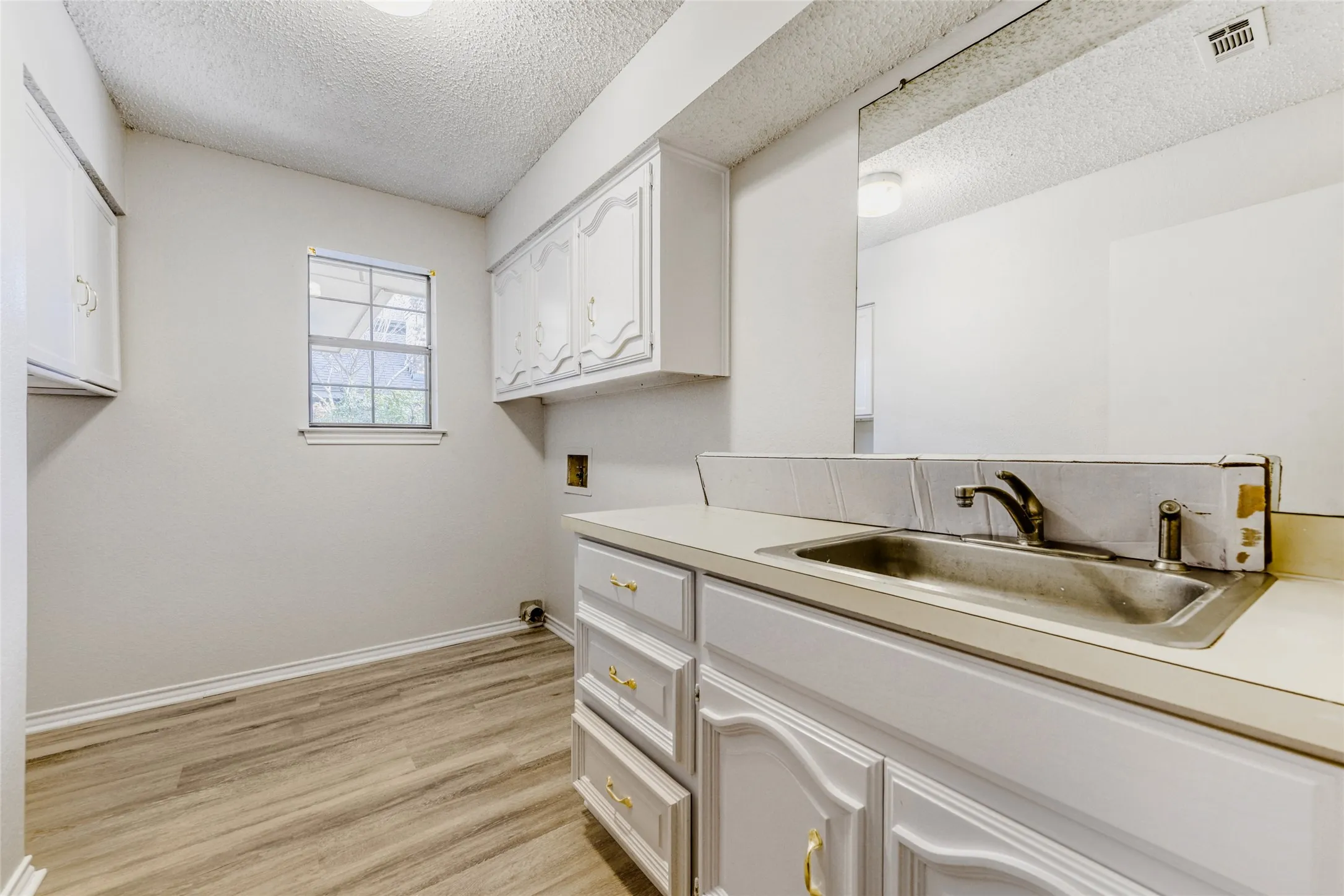 Single Family Residence For Sale in Collin County , 2005 Lambert Court, Plano, Texas 75075, 4 Bedroom, 3 Bathroom, 2 Garage spaces, 2,819 Sqft, built in 1984, mls#21130343, Real Estate Agent in Plano, Homes For Sale in Collin county, Homes For Sale in Plano, Realtor in Plano Texas, Real Estate Brokerage Independent Realty Texas, Luminita Cordes Realtor