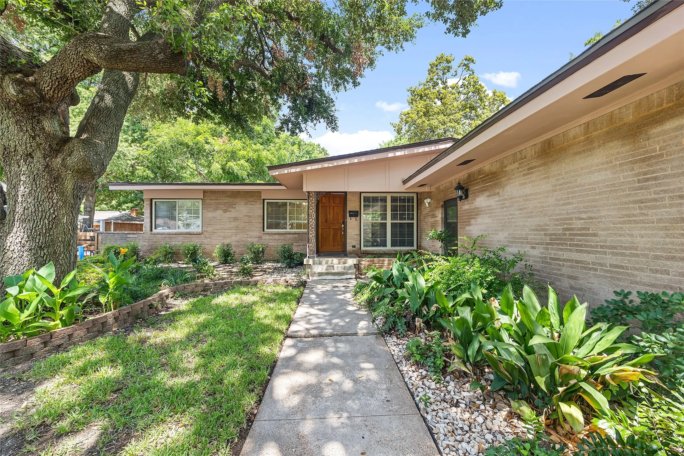 Single Family Residence For Sale in Dallas County , 7329 Edgerton Drive, Dallas, Texas 75231, 4 Bedroom, 3 Bathroom, Garage spaces, 2,006 Sqft, built in 1960, Preowned, mls#21199761, Real Estate Agent in Dallas, Homes For Sale in Dallas county, Homes For Sale in Dallas, Realtor in Dallas Texas, Real Estate Brokerage Independent Realty Texas, Luminita Cordes Realtor