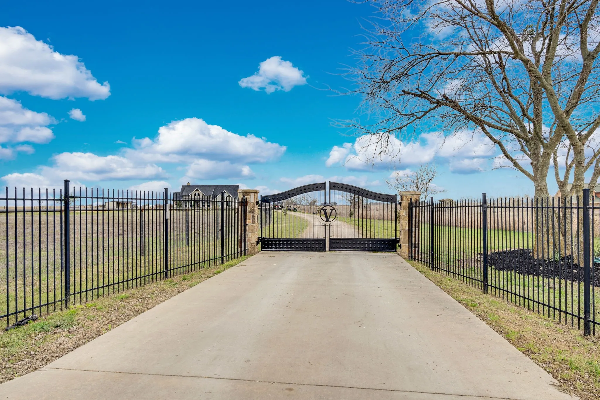 Single Family Residence For Sale in Ellis County , 360 Forreston Road, Waxahachie, Texas 75165, 4 Bedroom, 4 Bathroom, 2 Garage spaces, 2,684 Sqft, built in 2018, Preowned, mls#21193339, Real Estate Agent in Waxahachie, Homes For Sale in Ellis county, Homes For Sale in Waxahachie, Realtor in Waxahachie Texas, Real Estate Brokerage Independent Realty Texas, Luminita Cordes Realtor