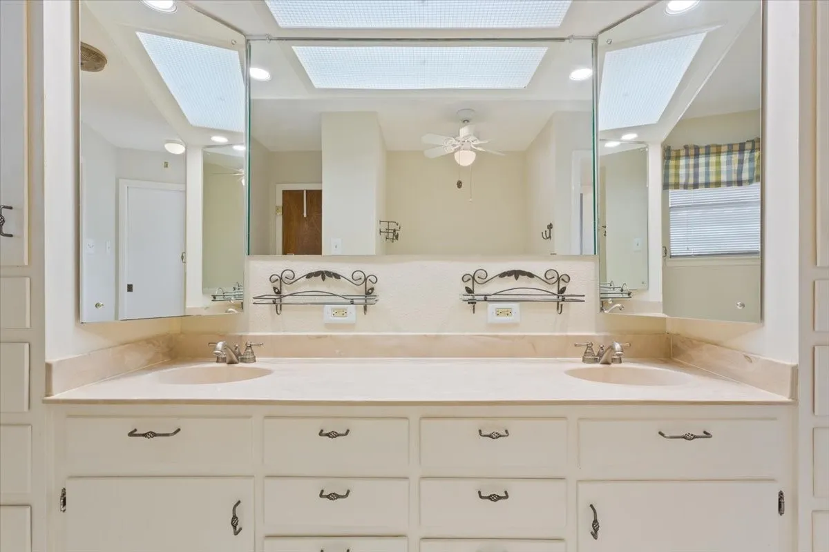 Single Family Residence For Sale in Mc Lennan County , 120 Wooded Crest Drive, Woodway, Texas 76712, 4 Bedroom, 3 Bathroom, Garage spaces, 3,150 Sqft, built in 1965, mls#21199970, Real Estate Agent in Woodway, Homes For Sale in Mc Lennan county, Homes For Sale in Woodway, Realtor in Woodway Texas, Real Estate Brokerage Independent Realty Texas, Luminita Cordes Realtor