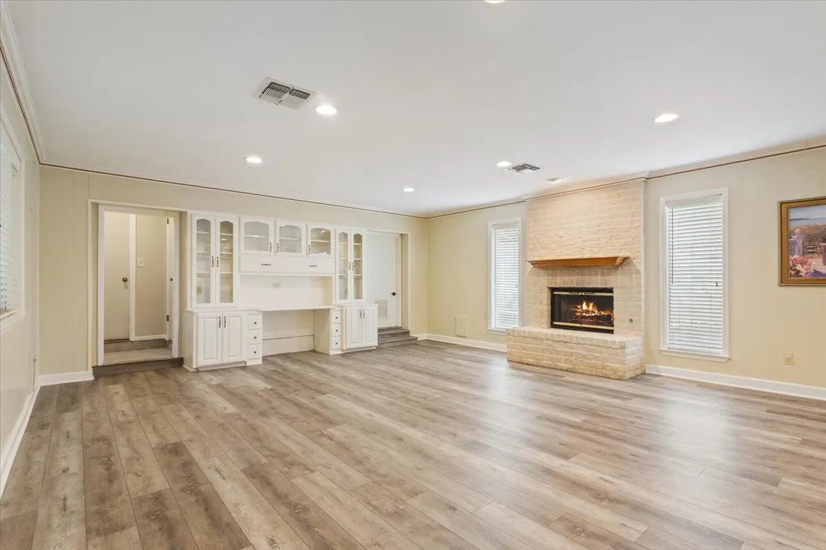 Single Family Residence For Sale in Mc Lennan County , 120 Wooded Crest Drive, Woodway, Texas 76712, 4 Bedroom, 3 Bathroom, Garage spaces, 3,150 Sqft, built in 1965, mls#21199970, Real Estate Agent in Woodway, Homes For Sale in Mc Lennan county, Homes For Sale in Woodway, Realtor in Woodway Texas, Real Estate Brokerage Independent Realty Texas, Luminita Cordes Realtor