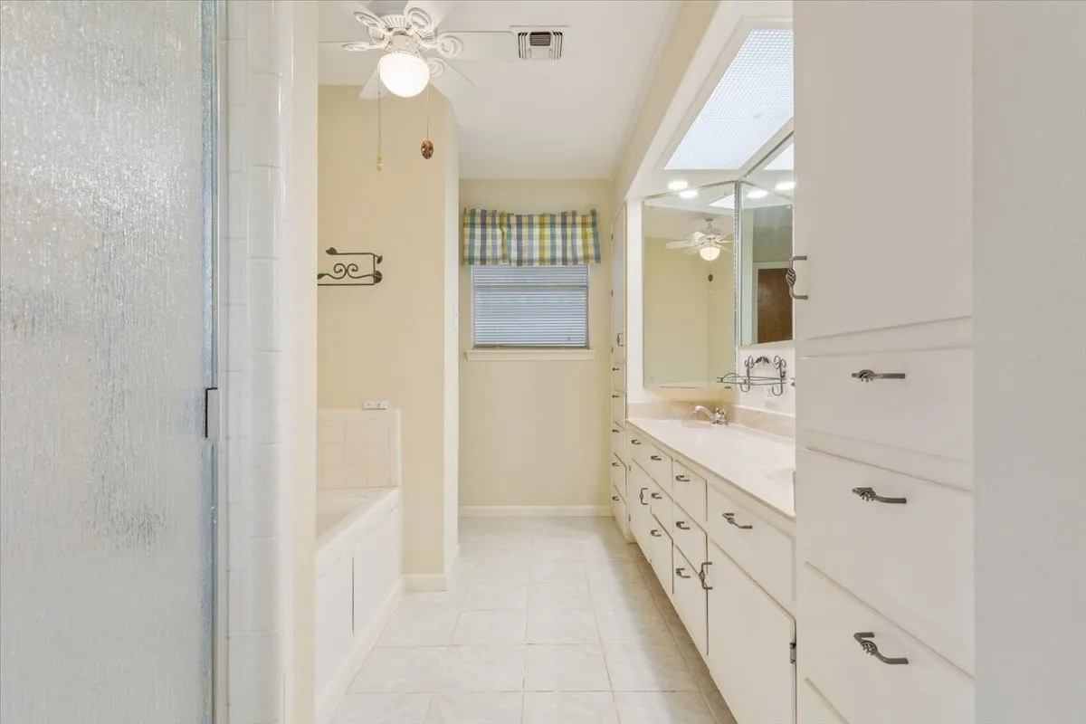 Single Family Residence For Sale in Mc Lennan County , 120 Wooded Crest Drive, Woodway, Texas 76712, 4 Bedroom, 3 Bathroom, Garage spaces, 3,150 Sqft, built in 1965, mls#21199970, Real Estate Agent in Woodway, Homes For Sale in Mc Lennan county, Homes For Sale in Woodway, Realtor in Woodway Texas, Real Estate Brokerage Independent Realty Texas, Luminita Cordes Realtor