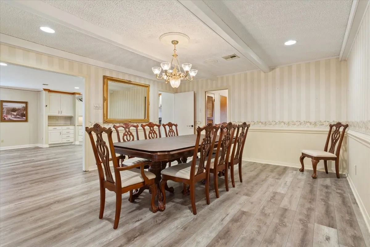 Single Family Residence For Sale in Mc Lennan County , 120 Wooded Crest Drive, Woodway, Texas 76712, 4 Bedroom, 3 Bathroom, Garage spaces, 3,150 Sqft, built in 1965, mls#21199970, Real Estate Agent in Woodway, Homes For Sale in Mc Lennan county, Homes For Sale in Woodway, Realtor in Woodway Texas, Real Estate Brokerage Independent Realty Texas, Luminita Cordes Realtor