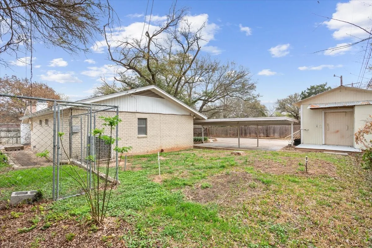 Single Family Residence For Sale in Mc Lennan County , 120 Wooded Crest Drive, Woodway, Texas 76712, 4 Bedroom, 3 Bathroom, Garage spaces, 3,150 Sqft, built in 1965, mls#21199970, Real Estate Agent in Woodway, Homes For Sale in Mc Lennan county, Homes For Sale in Woodway, Realtor in Woodway Texas, Real Estate Brokerage Independent Realty Texas, Luminita Cordes Realtor