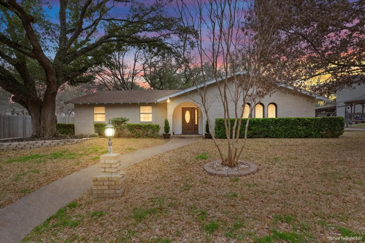 Single Family Residence For Sale in Mc Lennan County , 120 Wooded Crest Drive, Woodway, Texas 76712, 4 Bedroom, 3 Bathroom, Garage spaces, 3,150 Sqft, built in 1965, mls#21199970, Real Estate Agent in Woodway, Homes For Sale in Mc Lennan county, Homes For Sale in Woodway, Realtor in Woodway Texas, Real Estate Brokerage Independent Realty Texas, Luminita Cordes Realtor