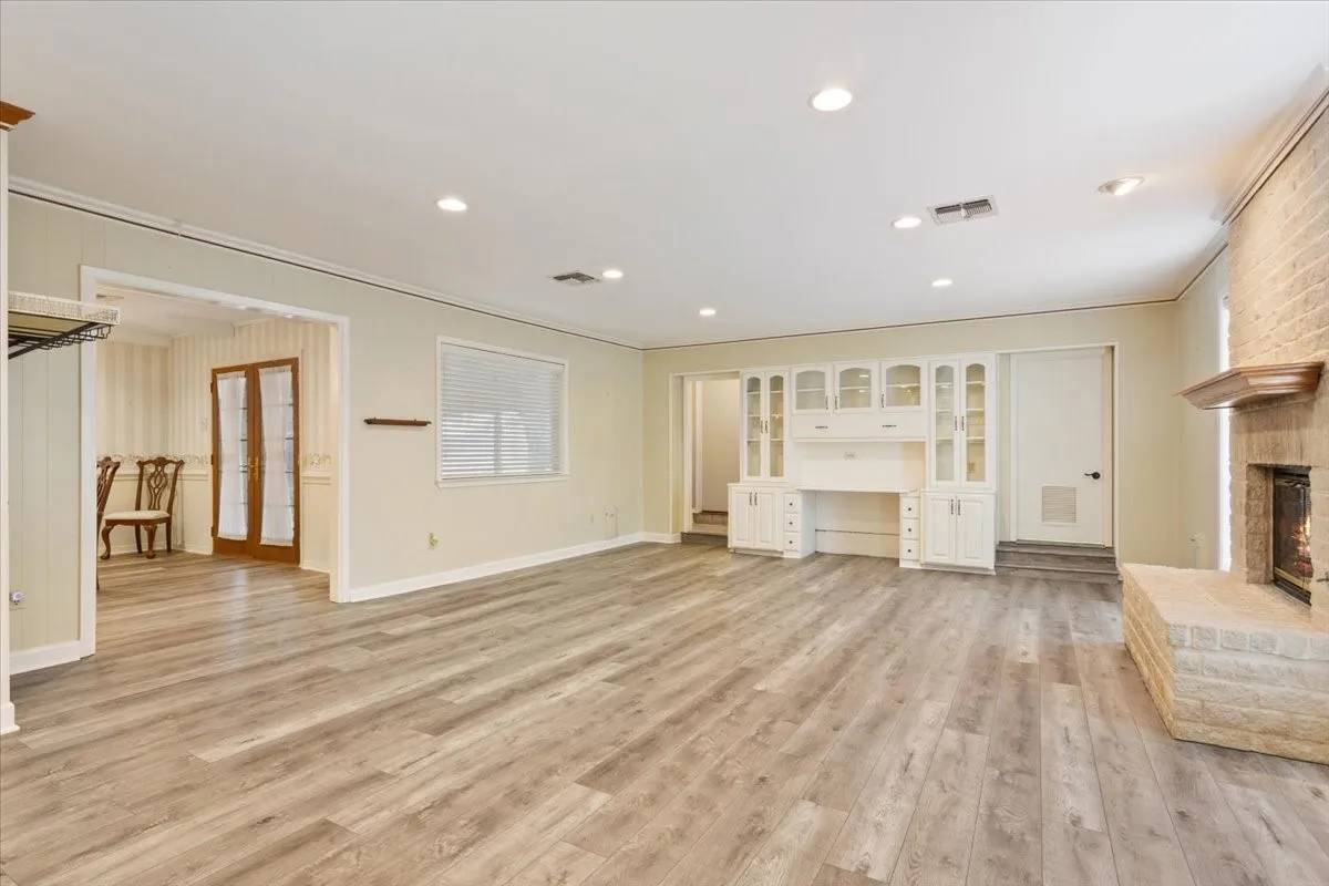Single Family Residence For Sale in Mc Lennan County , 120 Wooded Crest Drive, Woodway, Texas 76712, 4 Bedroom, 3 Bathroom, Garage spaces, 3,150 Sqft, built in 1965, mls#21199970, Real Estate Agent in Woodway, Homes For Sale in Mc Lennan county, Homes For Sale in Woodway, Realtor in Woodway Texas, Real Estate Brokerage Independent Realty Texas, Luminita Cordes Realtor