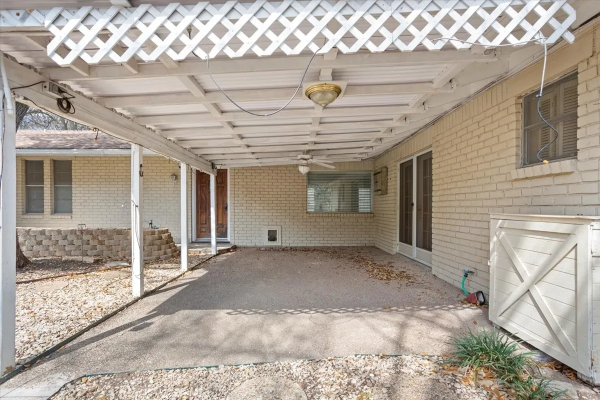 Single Family Residence For Sale in Mc Lennan County , 120 Wooded Crest Drive, Woodway, Texas 76712, 4 Bedroom, 3 Bathroom, Garage spaces, 3,150 Sqft, built in 1965, mls#21199970, Real Estate Agent in Woodway, Homes For Sale in Mc Lennan county, Homes For Sale in Woodway, Realtor in Woodway Texas, Real Estate Brokerage Independent Realty Texas, Luminita Cordes Realtor