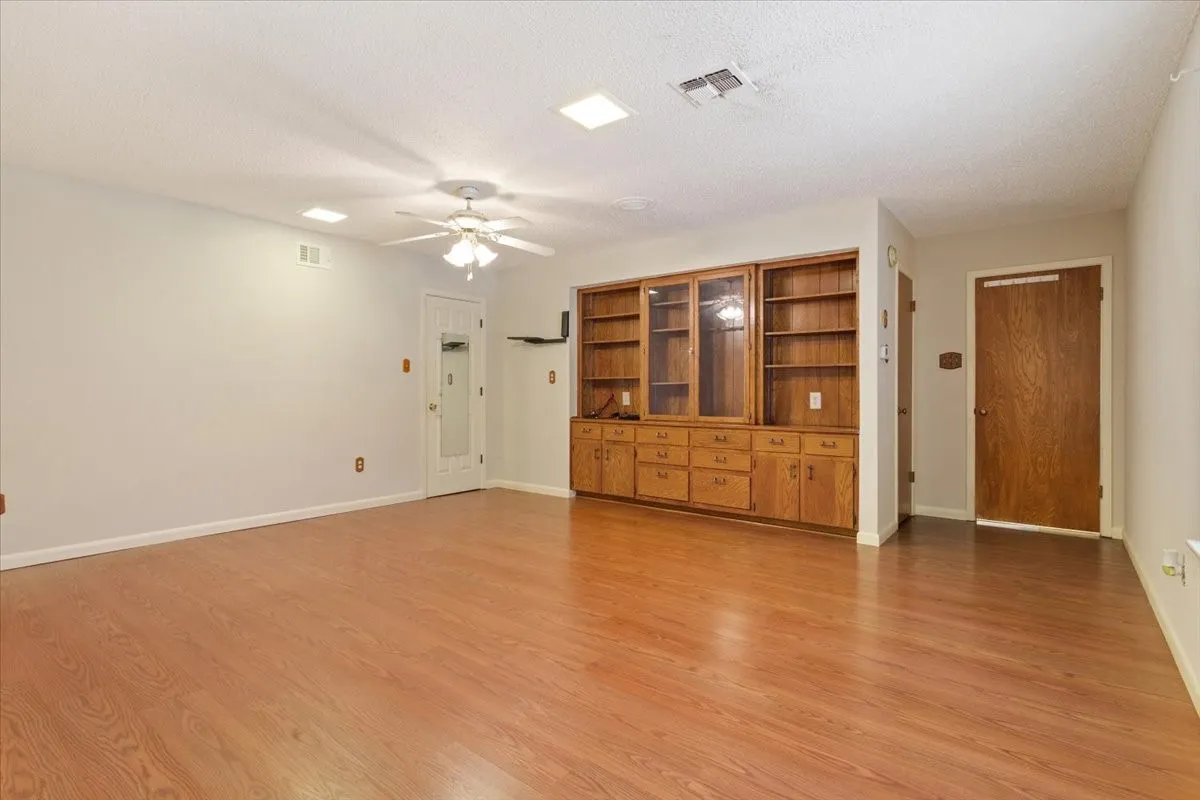 Single Family Residence For Sale in Mc Lennan County , 120 Wooded Crest Drive, Woodway, Texas 76712, 4 Bedroom, 3 Bathroom, Garage spaces, 3,150 Sqft, built in 1965, mls#21199970, Real Estate Agent in Woodway, Homes For Sale in Mc Lennan county, Homes For Sale in Woodway, Realtor in Woodway Texas, Real Estate Brokerage Independent Realty Texas, Luminita Cordes Realtor