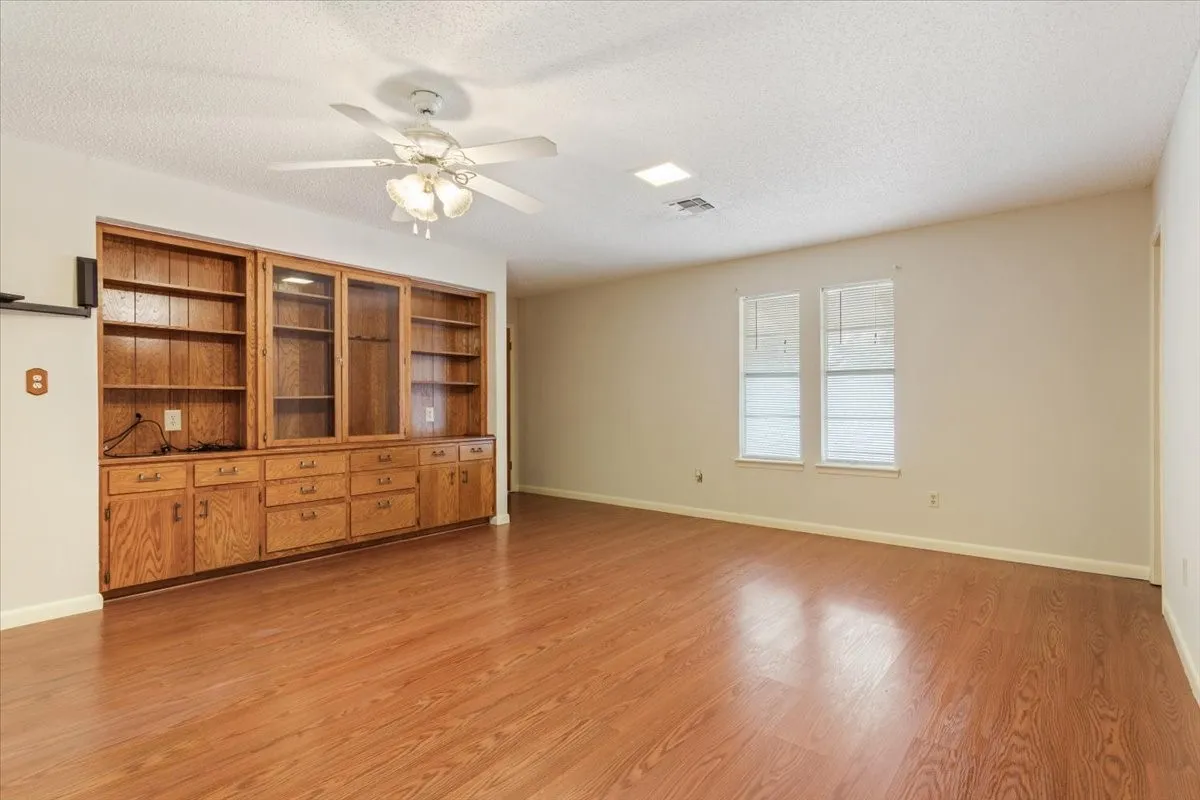 Single Family Residence For Sale in Mc Lennan County , 120 Wooded Crest Drive, Woodway, Texas 76712, 4 Bedroom, 3 Bathroom, Garage spaces, 3,150 Sqft, built in 1965, mls#21199970, Real Estate Agent in Woodway, Homes For Sale in Mc Lennan county, Homes For Sale in Woodway, Realtor in Woodway Texas, Real Estate Brokerage Independent Realty Texas, Luminita Cordes Realtor
