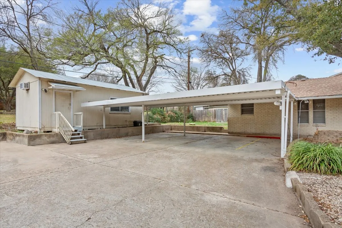 Single Family Residence For Sale in Mc Lennan County , 120 Wooded Crest Drive, Woodway, Texas 76712, 4 Bedroom, 3 Bathroom, Garage spaces, 3,150 Sqft, built in 1965, mls#21199970, Real Estate Agent in Woodway, Homes For Sale in Mc Lennan county, Homes For Sale in Woodway, Realtor in Woodway Texas, Real Estate Brokerage Independent Realty Texas, Luminita Cordes Realtor