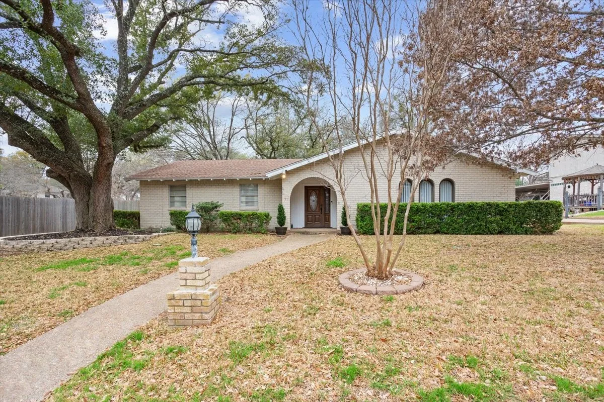 Single Family Residence For Sale in Mc Lennan County , 120 Wooded Crest Drive, Woodway, Texas 76712, 4 Bedroom, 3 Bathroom, Garage spaces, 3,150 Sqft, built in 1965, mls#21199970, Real Estate Agent in Woodway, Homes For Sale in Mc Lennan county, Homes For Sale in Woodway, Realtor in Woodway Texas, Real Estate Brokerage Independent Realty Texas, Luminita Cordes Realtor