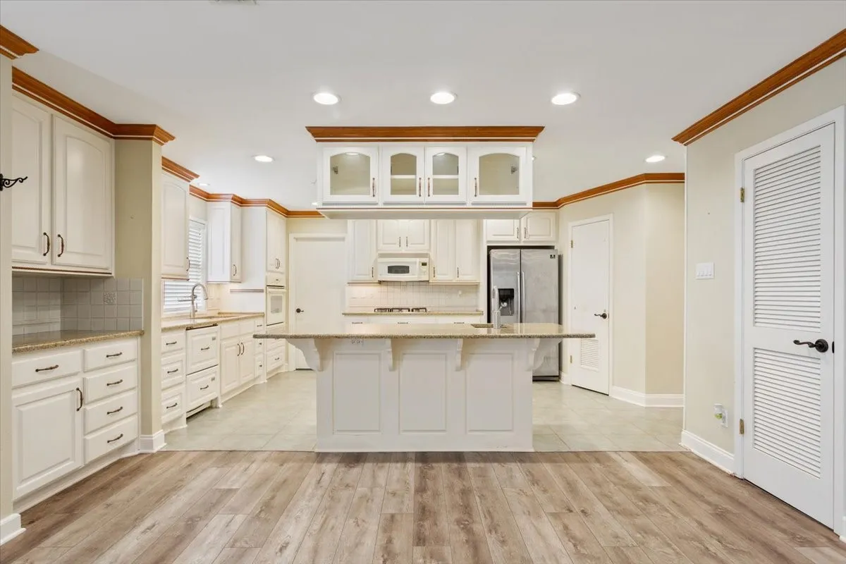 Single Family Residence For Sale in Mc Lennan County , 120 Wooded Crest Drive, Woodway, Texas 76712, 4 Bedroom, 3 Bathroom, Garage spaces, 3,150 Sqft, built in 1965, mls#21199970, Real Estate Agent in Woodway, Homes For Sale in Mc Lennan county, Homes For Sale in Woodway, Realtor in Woodway Texas, Real Estate Brokerage Independent Realty Texas, Luminita Cordes Realtor