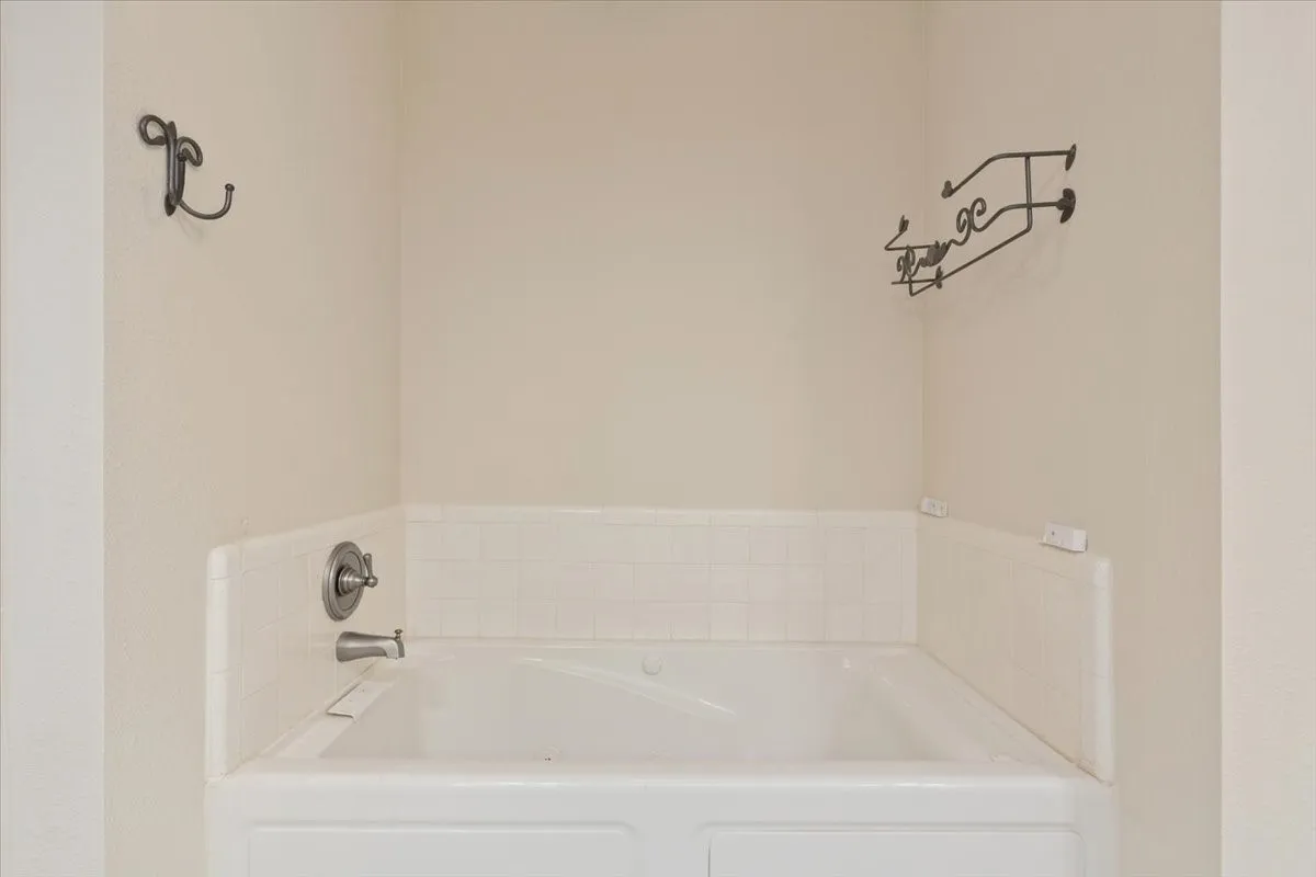 Single Family Residence For Sale in Mc Lennan County , 120 Wooded Crest Drive, Woodway, Texas 76712, 4 Bedroom, 3 Bathroom, Garage spaces, 3,150 Sqft, built in 1965, mls#21199970, Real Estate Agent in Woodway, Homes For Sale in Mc Lennan county, Homes For Sale in Woodway, Realtor in Woodway Texas, Real Estate Brokerage Independent Realty Texas, Luminita Cordes Realtor